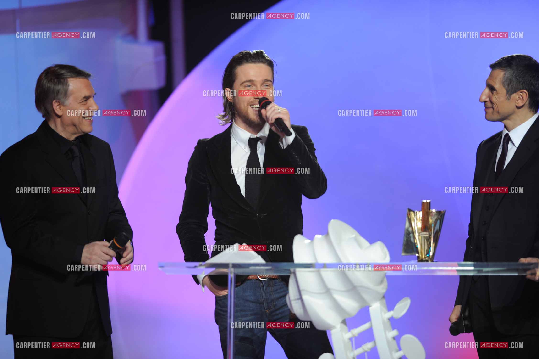 Le chanteur Salvatore Adamo aux victoires de la musique en 2009 pour remettre la victoire de l'album révélation de l’année à Julien Doré en présence de l'animateur Nagui.