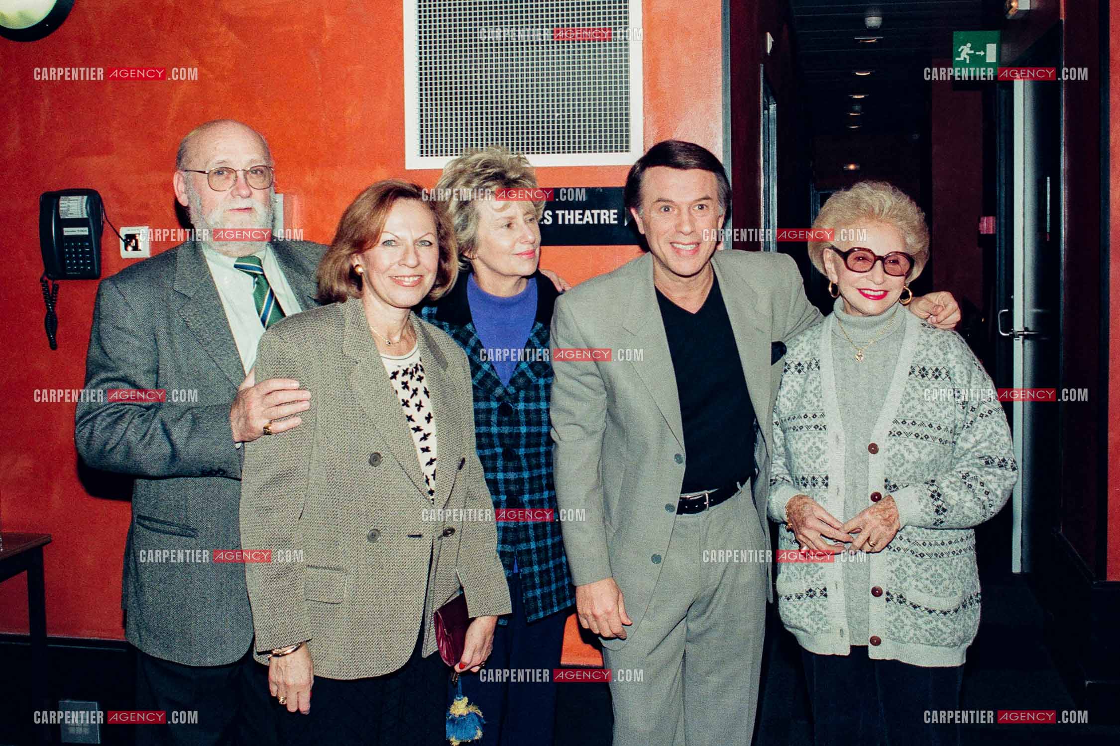 Le chanteur Salvatore Adamo lors de son Olympia en 1998. Salvatore fête son anniversaire pour ses 55 ans sur scène avec son public et dans les loges avec ses amis.Ici, autour de Salvatore,  Jean-Michel Boris, Patricia Coquatrix, Monique Le Marcis et Paulette Coquatrix.