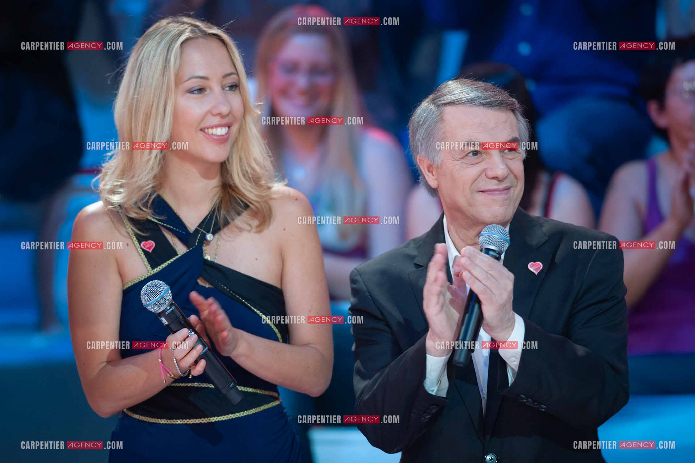 Le chanteur Salvatore Adamo en présense de sa fille Amélie lors du Télé Vie à Bruxelles en 2011.