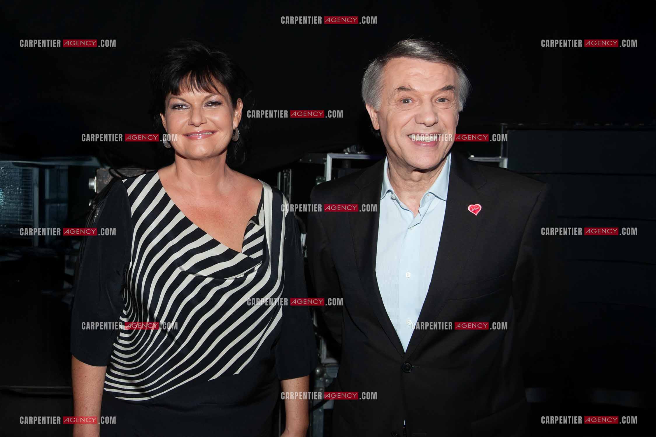 Le chanteur Salvatore Adamo et son amie la chanteuse Maurane lors du Télé Vie à Bruxelles en 2011.  ( Exclusif )