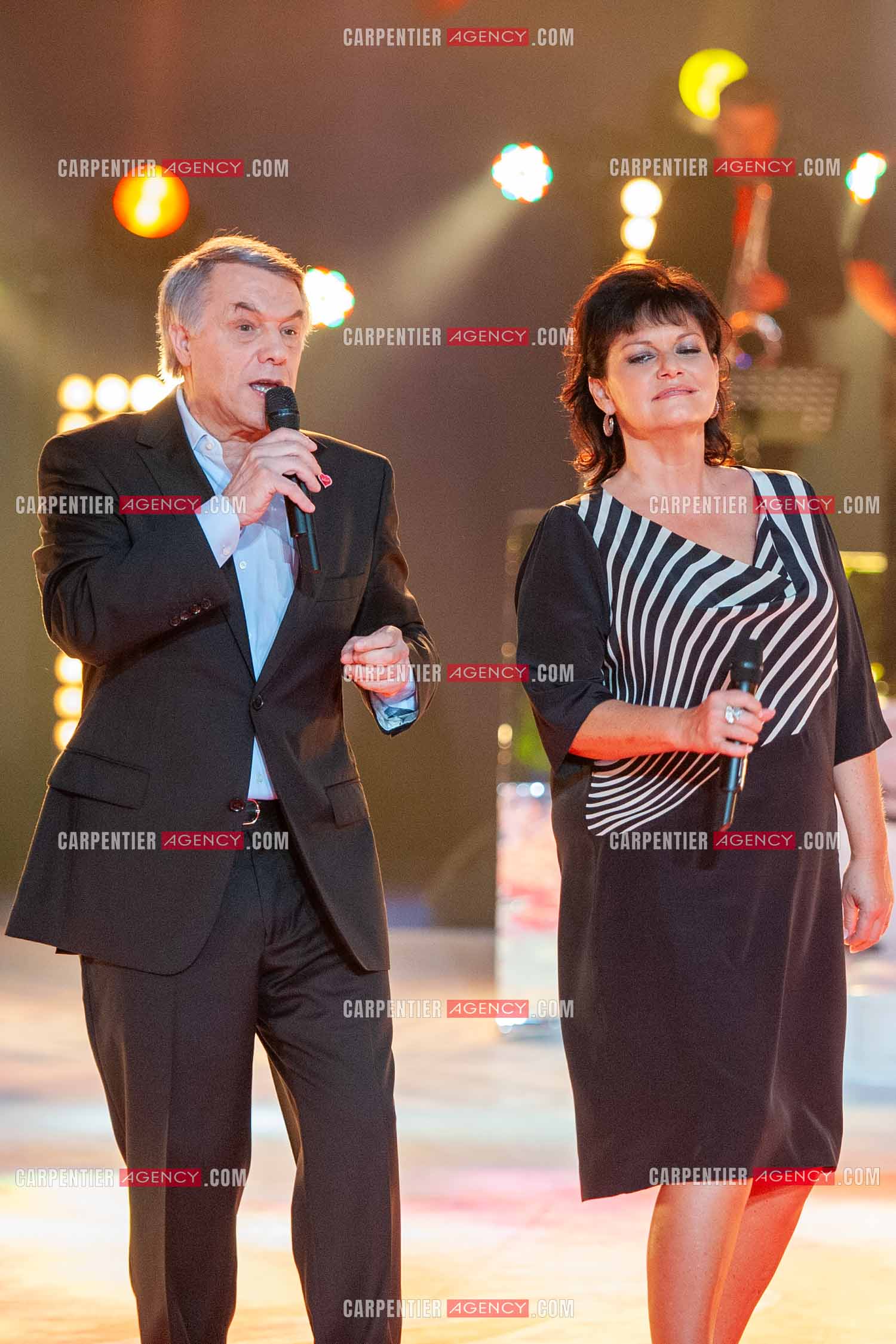 Le chanteur Salvatore Adamo et son amie la chanteuse Maurane lors du Télé Vie à Bruxelles en 2011.