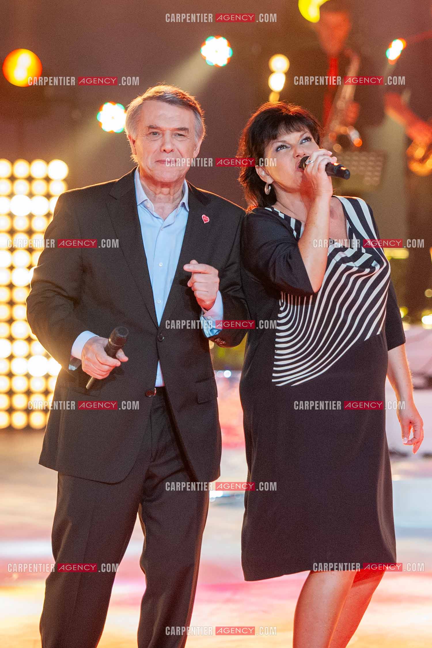 Le chanteur Salvatore Adamo et son amie la chanteuse Maurane lors du Télé Vie à Bruxelles en 2011.