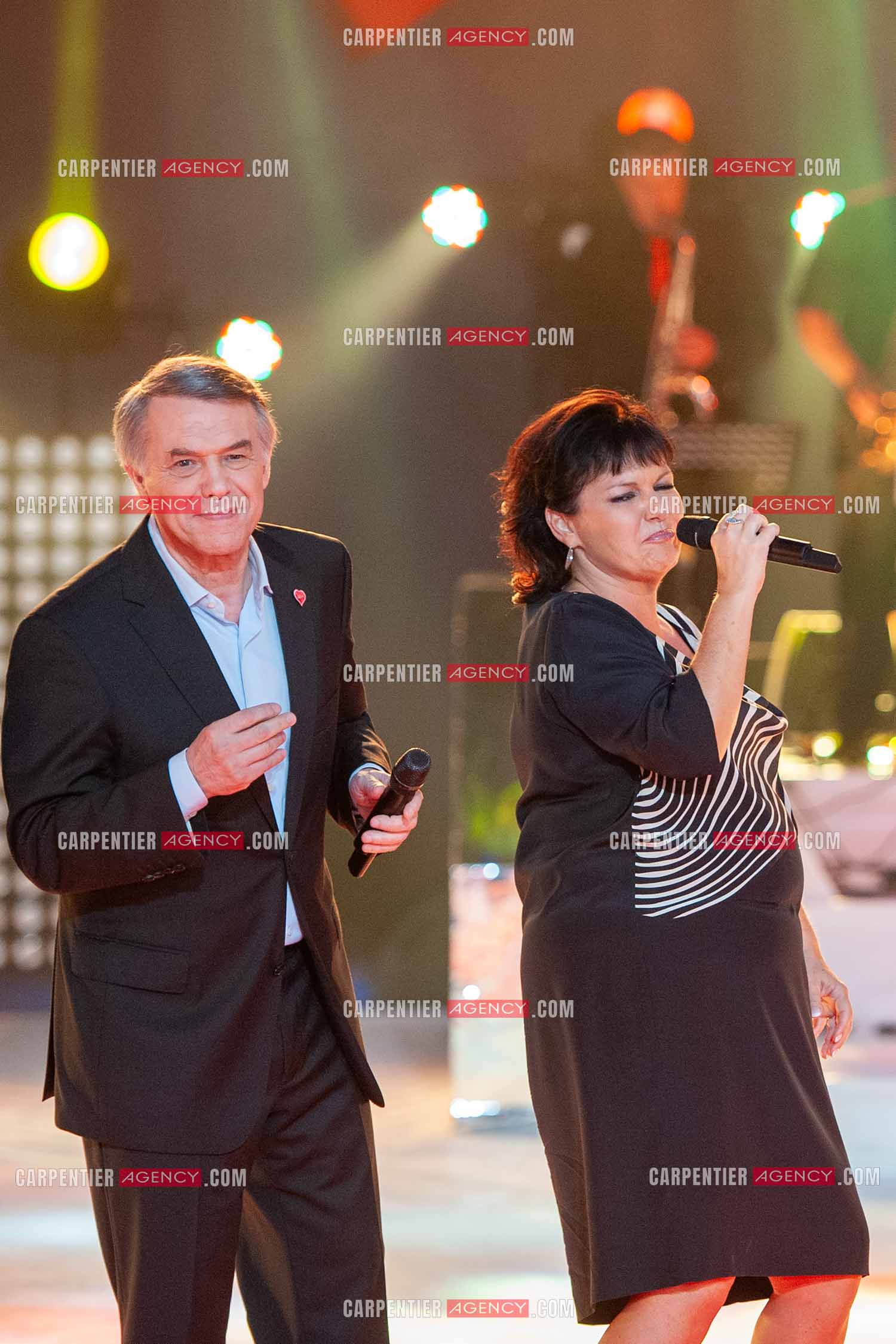 Le chanteur Salvatore Adamo et son amie la chanteuse Maurane lors du Télé Vie à Bruxelles en 2011.