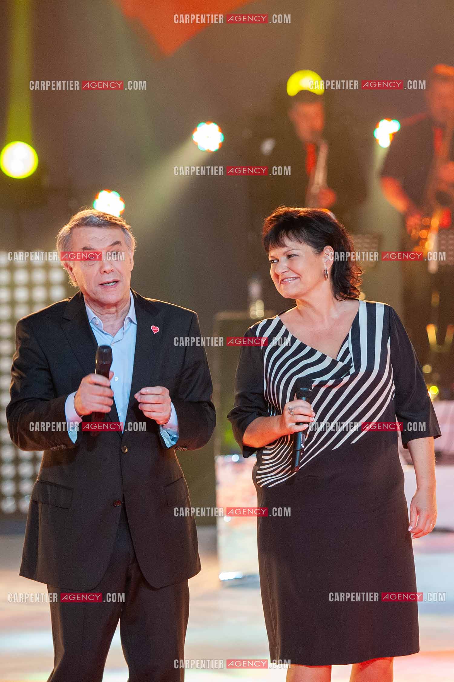 Le chanteur Salvatore Adamo et son amie la chanteuse Maurane lors du Télé Vie à Bruxelles en 2011.