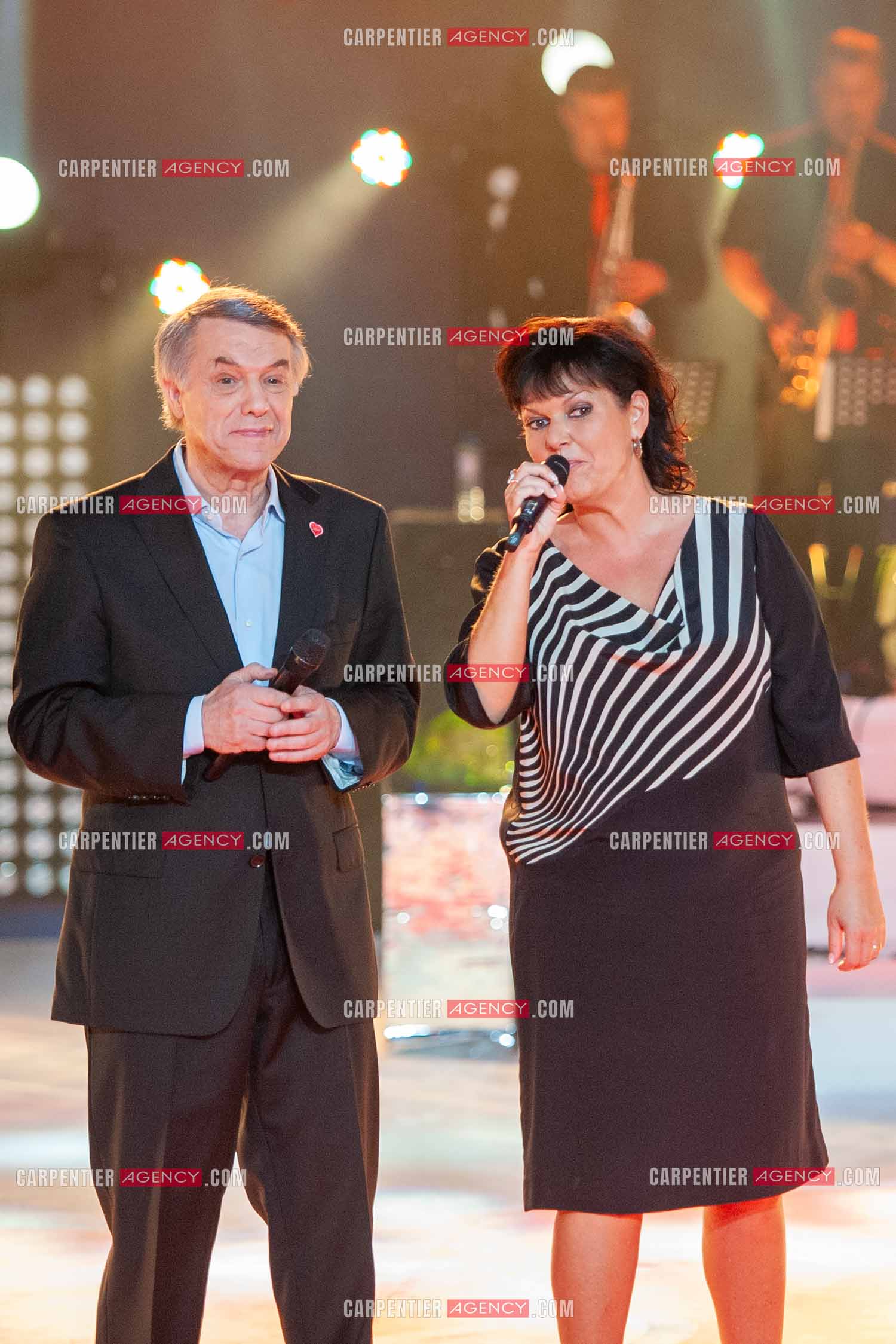 Le chanteur Salvatore Adamo et son amie la chanteuse Maurane lors du Télé Vie à Bruxelles en 2011.