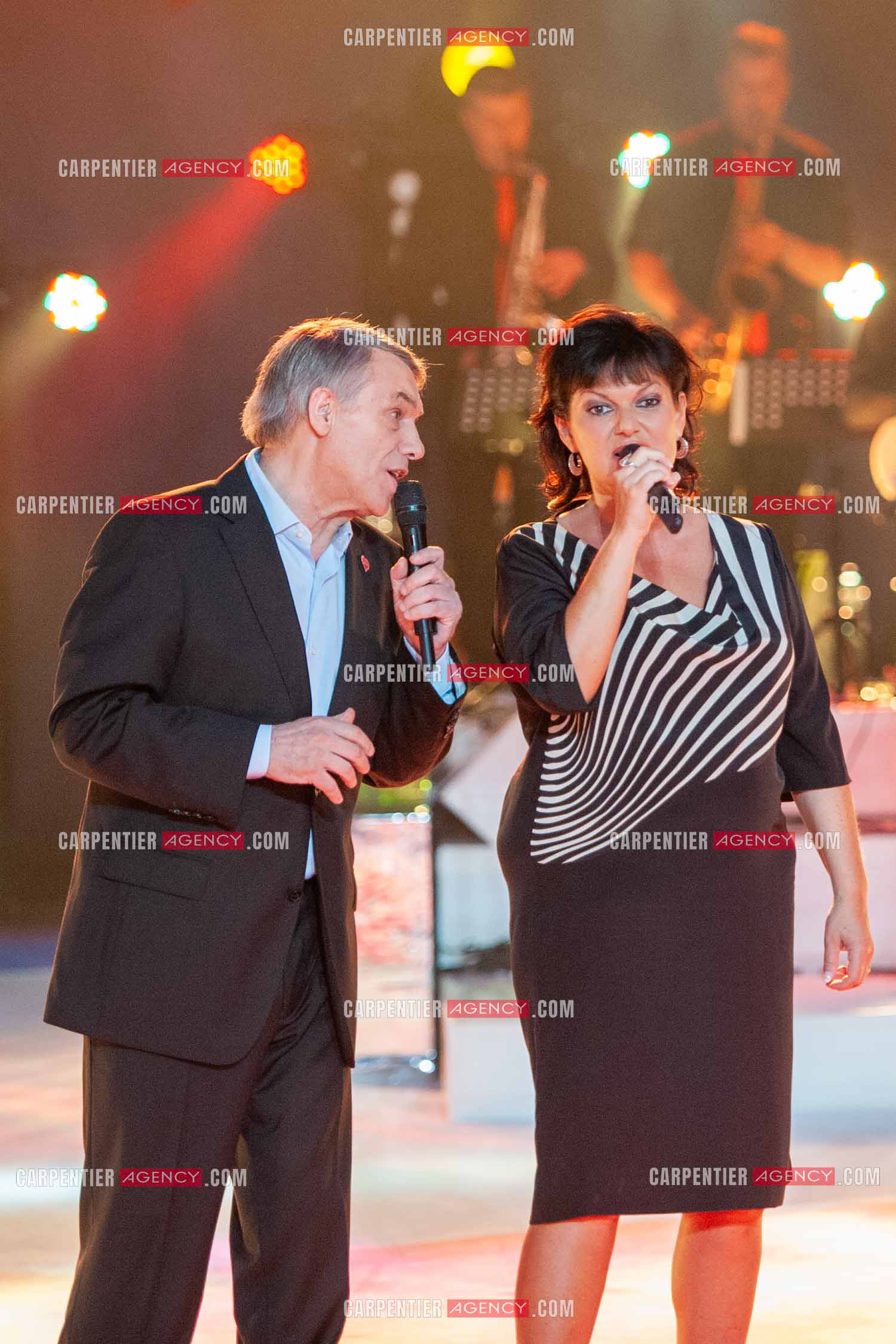 Le chanteur Salvatore Adamo et son amie la chanteuse Maurane lors du Télé Vie à Bruxelles en 2011.
