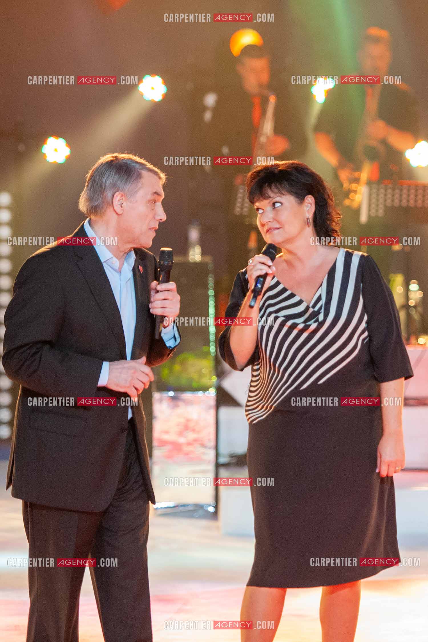 Le chanteur Salvatore Adamo et son amie la chanteuse Maurane lors du Télé Vie à Bruxelles en 2011.