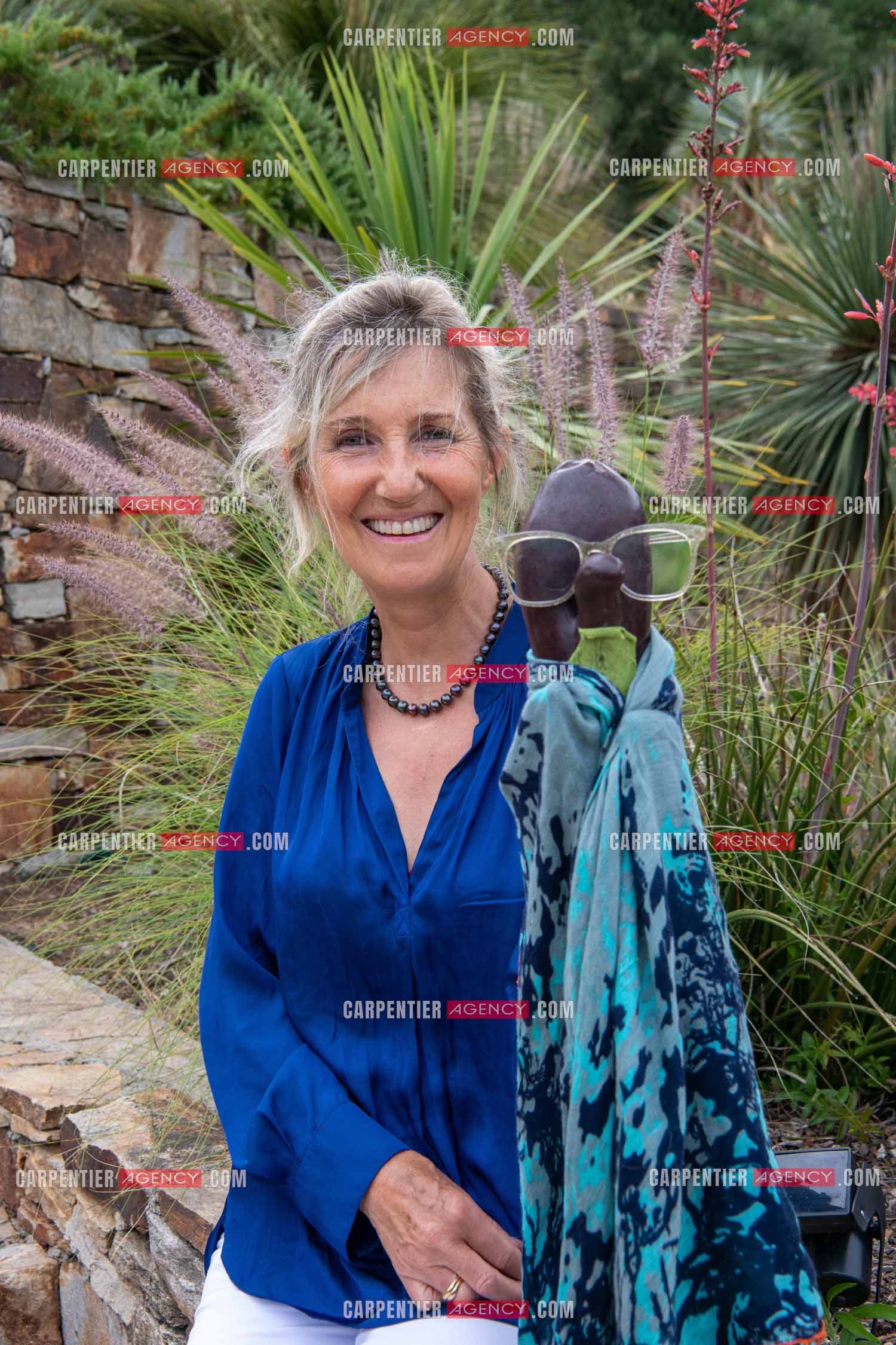 L'auteure Sylvie Bourgeois et son aubergine Marcelline à Ramatuelle pour la sortie de son nouveau roman.   ( Exclusif )