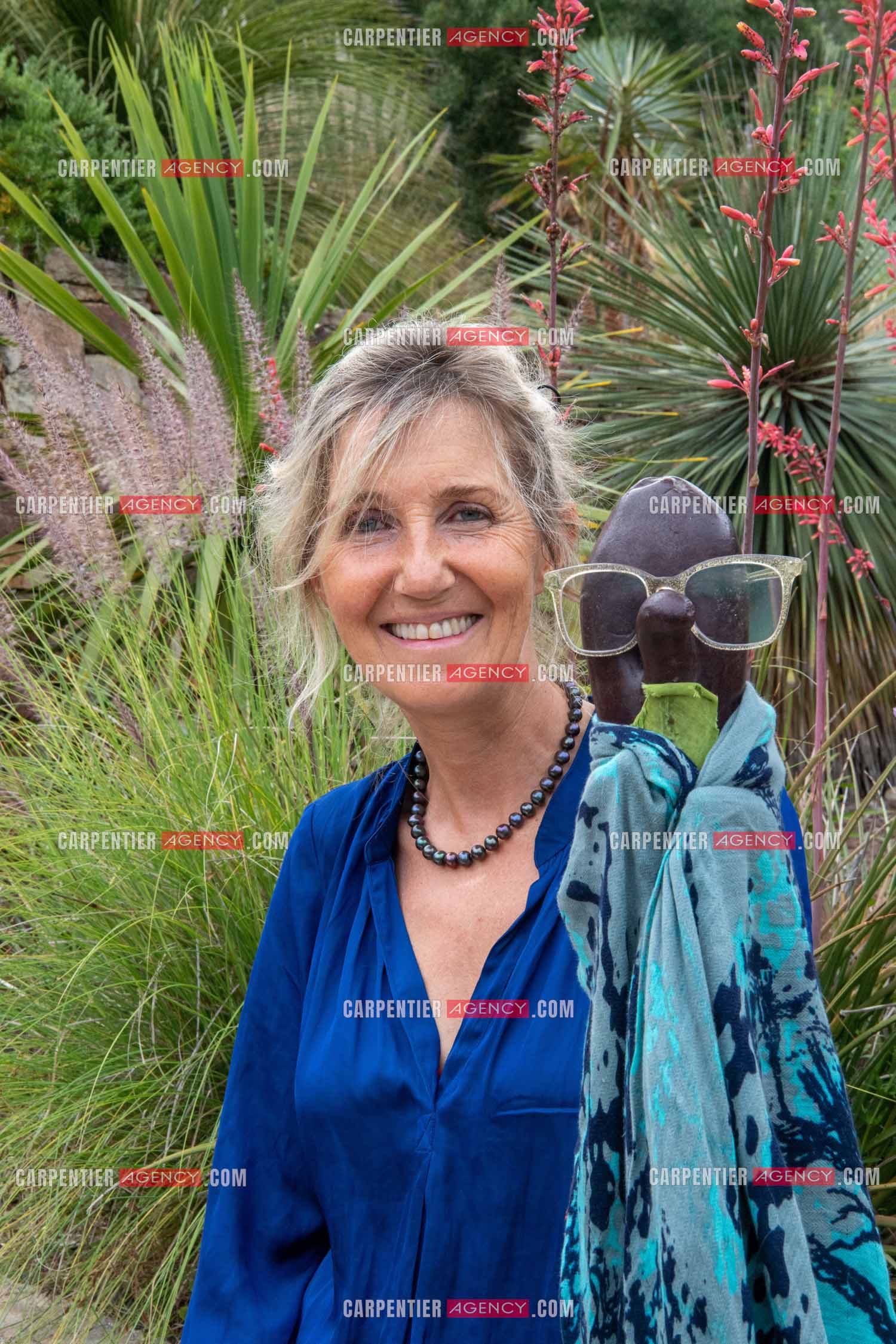 L'auteure Sylvie Bourgeois et son aubergine Marcelline à Ramatuelle pour la sortie de son nouveau roman.   ( Exclusif )