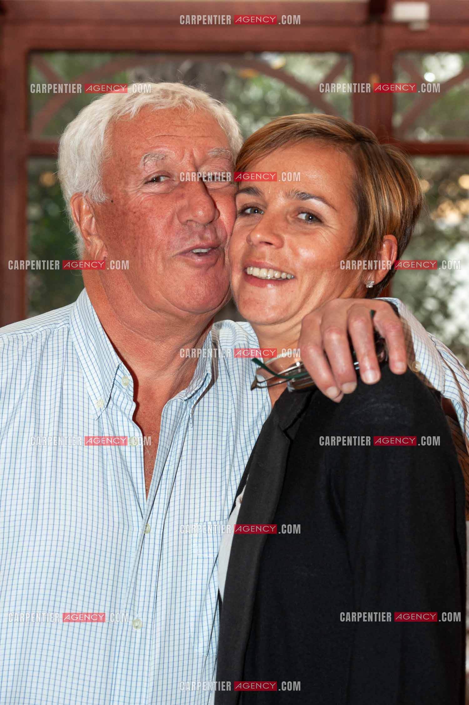 L'animateur Stéphane Collaro chez lui à la Porte de St Cloud. Stéphane et sa fiancée Stéphanie. ( Exclusif )