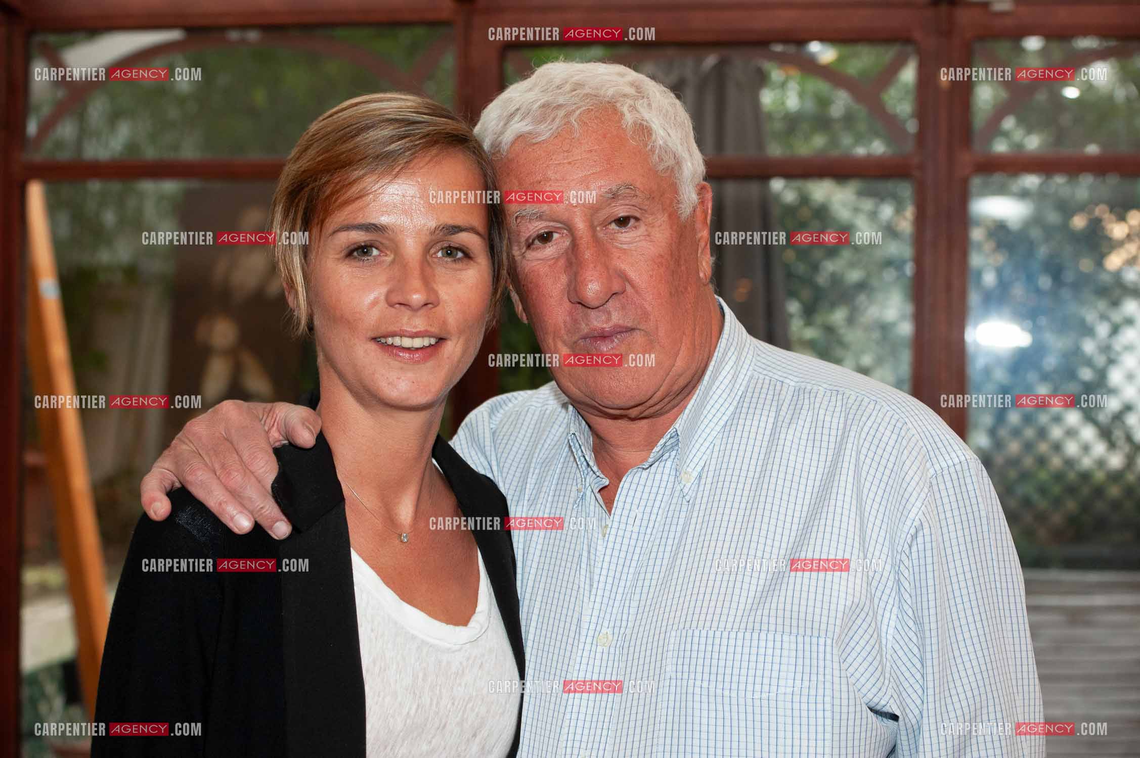 L'animateur Stéphane Collaro chez lui à la Porte de St Cloud. Stéphane et sa fiancée Stéphanie. ( Exclusif )