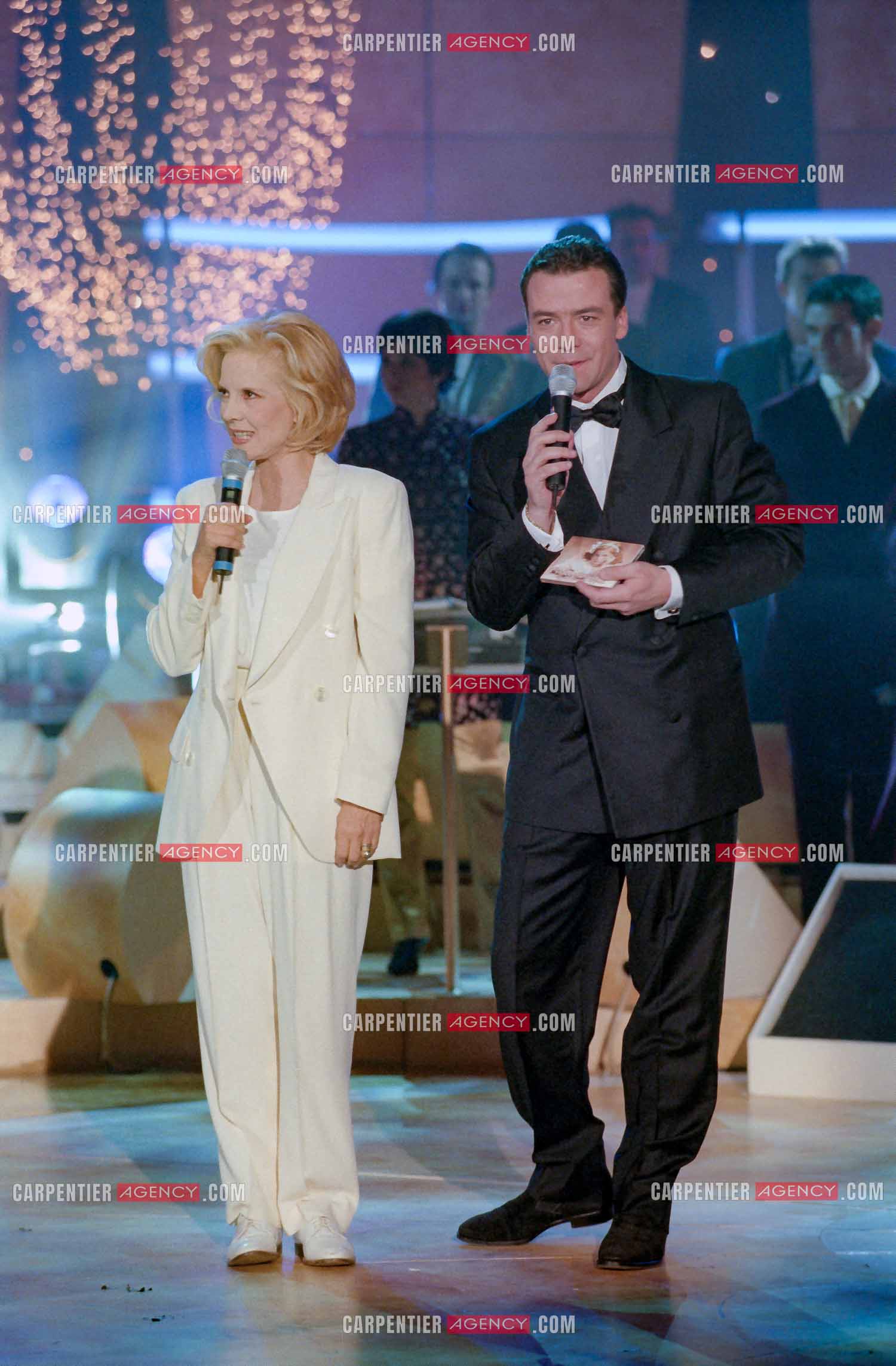 La chanteuse Sylvie Vartan invité de l'émission “ FA SI LA CHANTER “ animée par Pascal Bruner en 1997.   ( Exclusif )