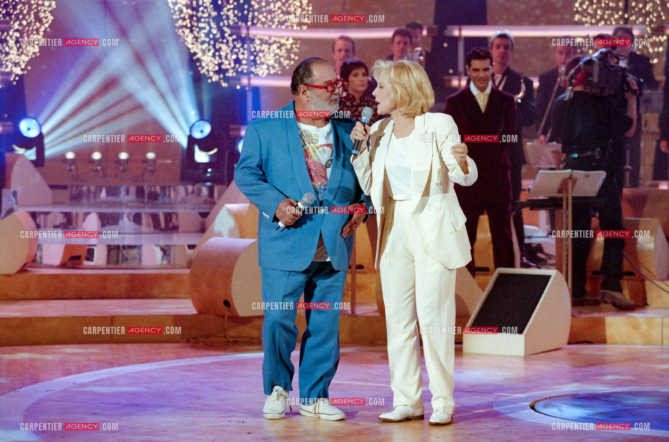 La chanteuse Sylvie Vartan et le chanteur Carlos invités  de l'émission “ FA SI LA CHANTER “ en 1997. Duo avec Carlos du titre “ 2 mn 35 de Bohneur “.   ( Exclusif )
