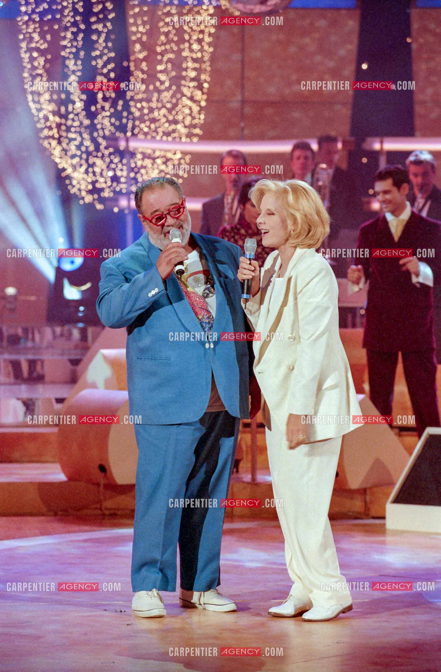 La chanteuse Sylvie Vartan et le chanteur Carlos invités  de l'émission “ FA SI LA CHANTER “ en 1997. Duo avec Carlos du titre “ 2 mn 35 de Bohneur “.   ( Exclusif )