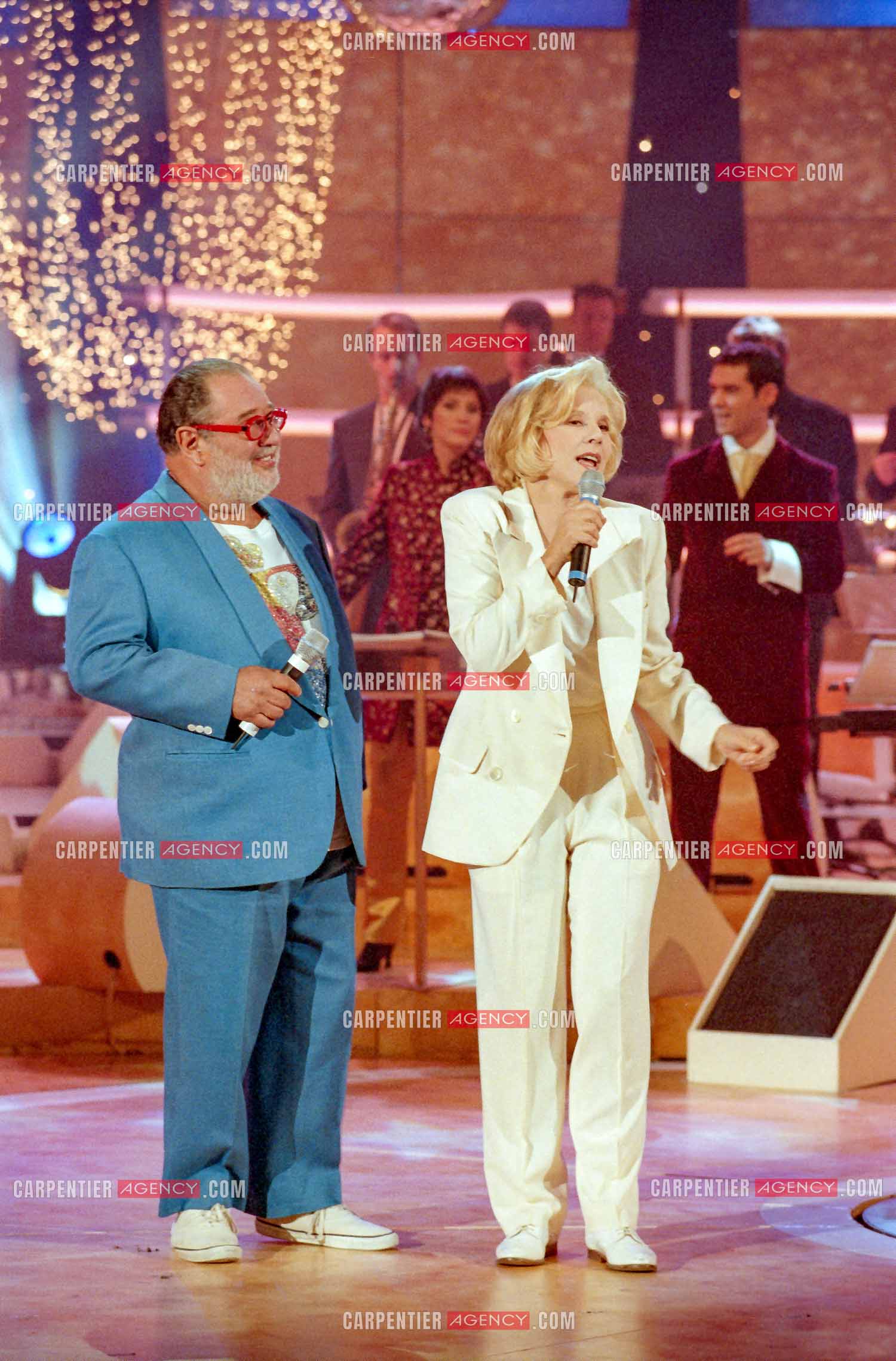 La chanteuse Sylvie Vartan et le chanteur Carlos invités  de l'émission “ FA SI LA CHANTER “ en 1997. Duo avec Carlos du titre “ 2 mn 35 de Bohneur “.   ( Exclusif )