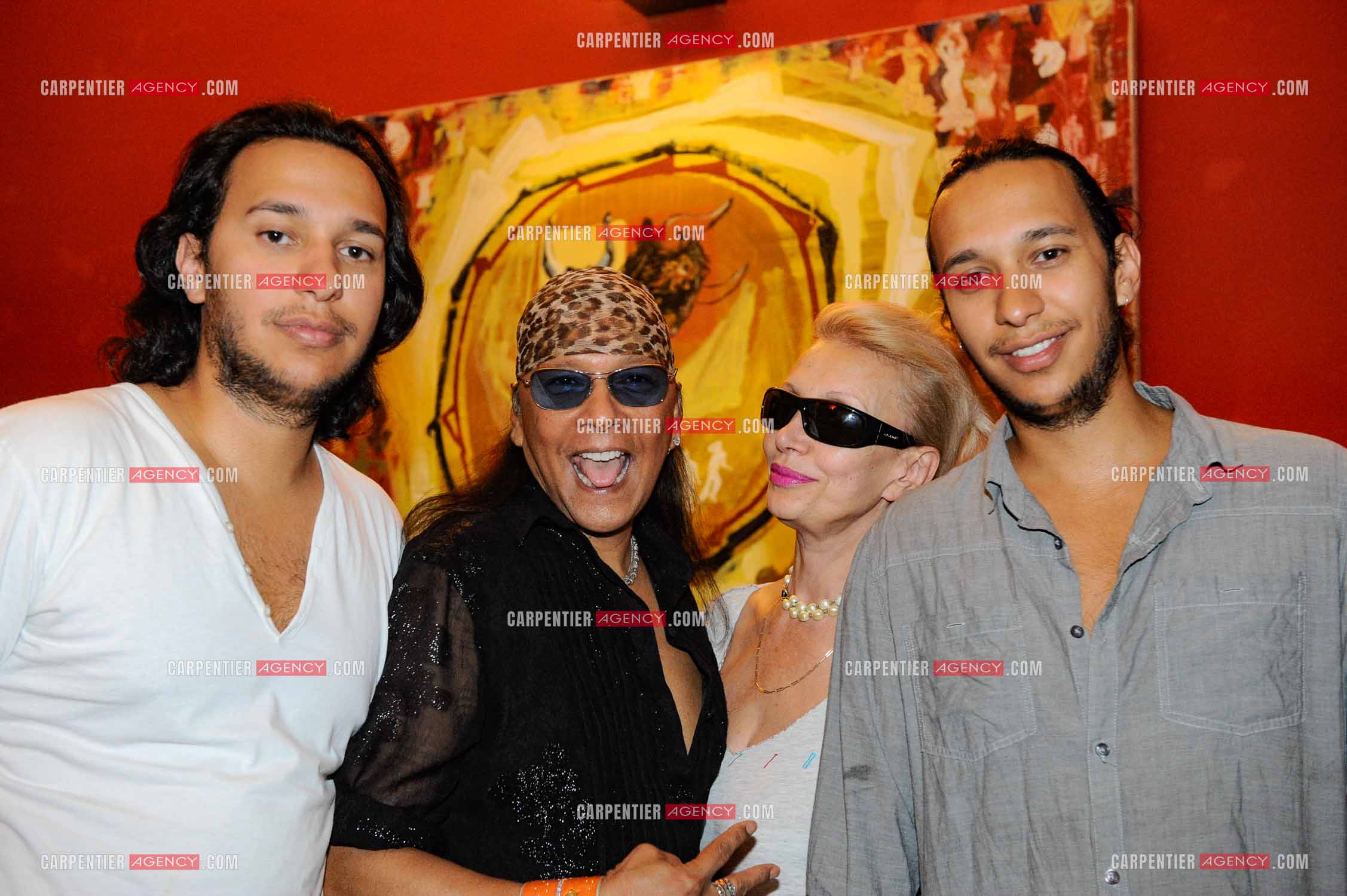 Le chanteur Shake entouré de sa famille. Sa femme Milena et ses deux fils jumeaux Nicolas et Amaro.    ( Exclusif )