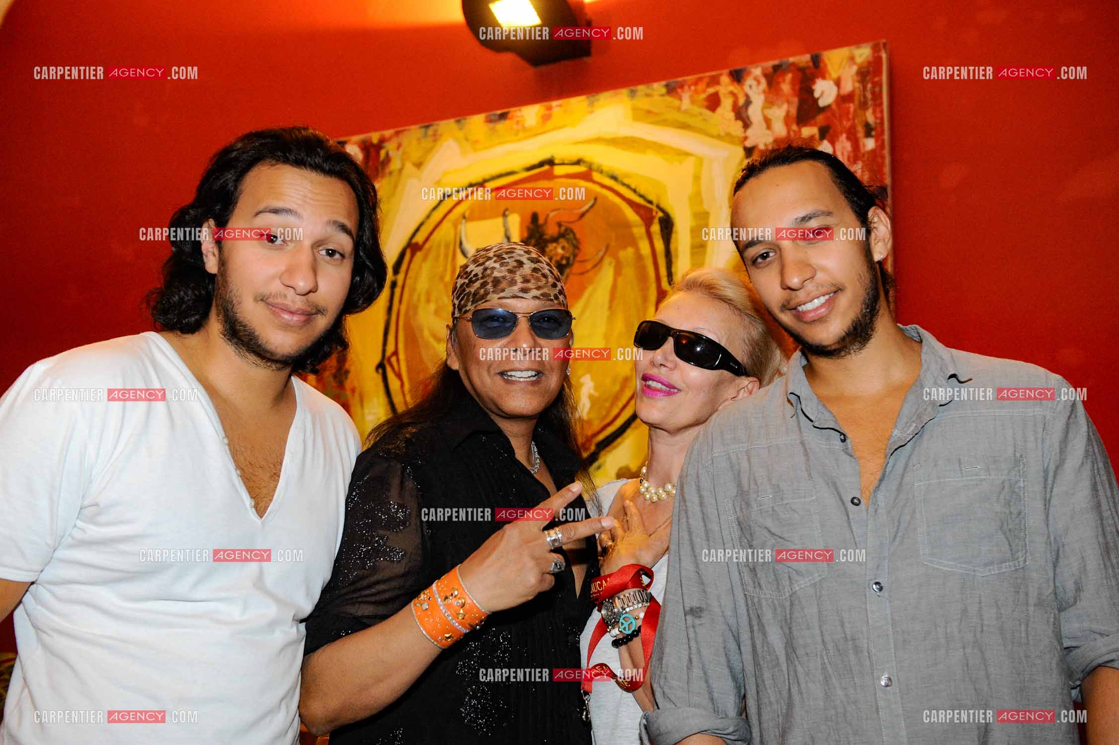 Le chanteur Shake entouré de sa famille. Sa femme Milena et ses deux fils jumeaux Nicolas et Amaro.    ( Exclusif )