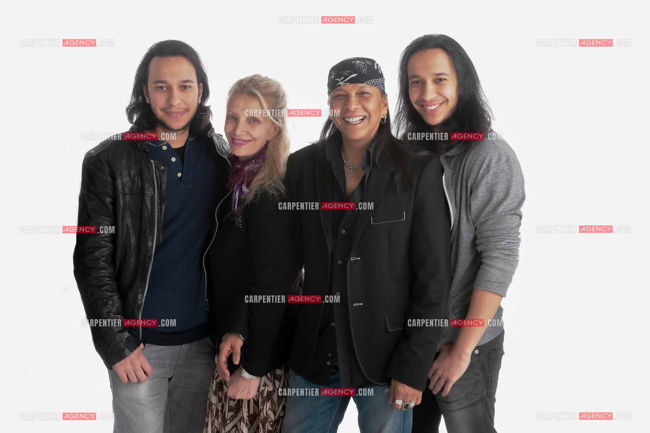 Le chanteur Shake entouré de sa famille. Sa femme Milena et ses deux fils jumeaux Nicolas et Amaro.    ( Exclusif )