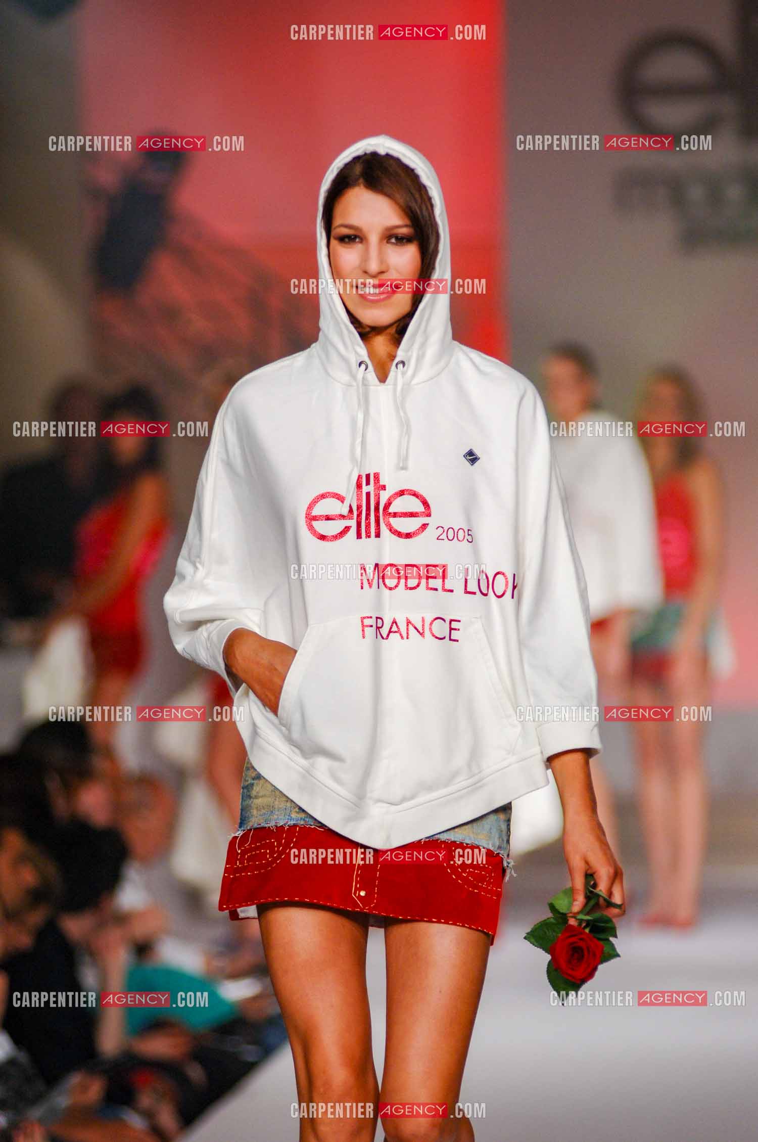 Laury Thilleman se présente comme mannequin chez Elite France pour le concours " ELITE MODEL LOOK 2005 “ se produisant à l'hôtel Ritz de Paris.          ( Exclusif )