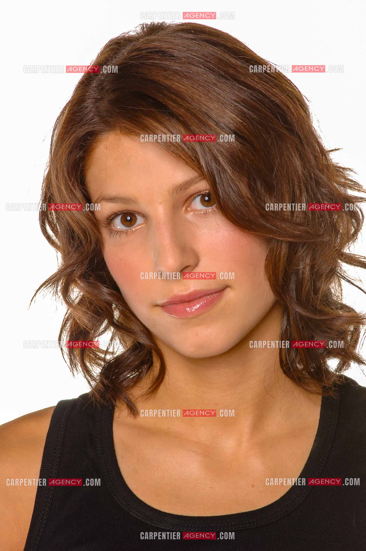 Laury Thilleman se présente comme mannequin chez Elite France pour le concours " ELITE MODEL LOOK 2005 “. Arrivé sur Paris, relooking et photos.         ( Exclusif )