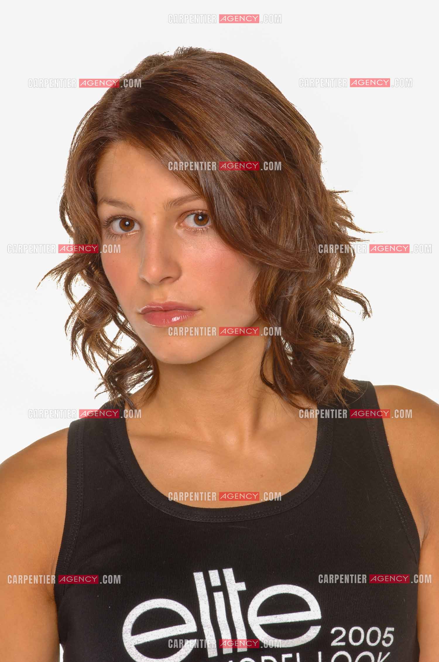 Laury Thilleman se présente comme mannequin chez Elite France pour le concours " ELITE MODEL LOOK 2005 “. Arrivé sur Paris, relooking et photos.         ( Exclusif )