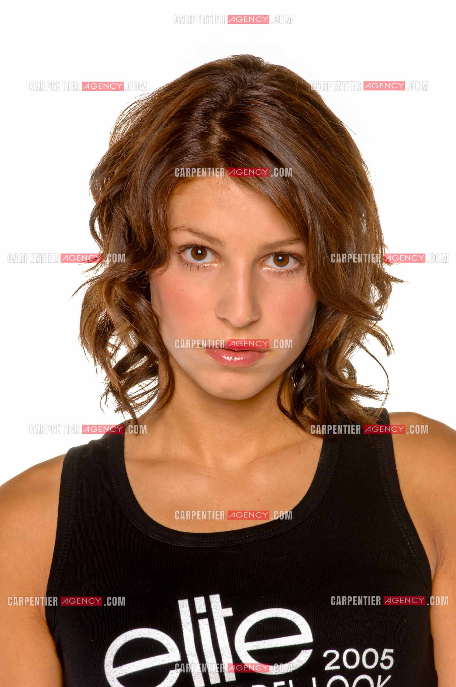 Laury Thilleman se présente comme mannequin chez Elite France pour le concours " ELITE MODEL LOOK 2005 “. Arrivé sur Paris, relooking et photos.         ( Exclusif )