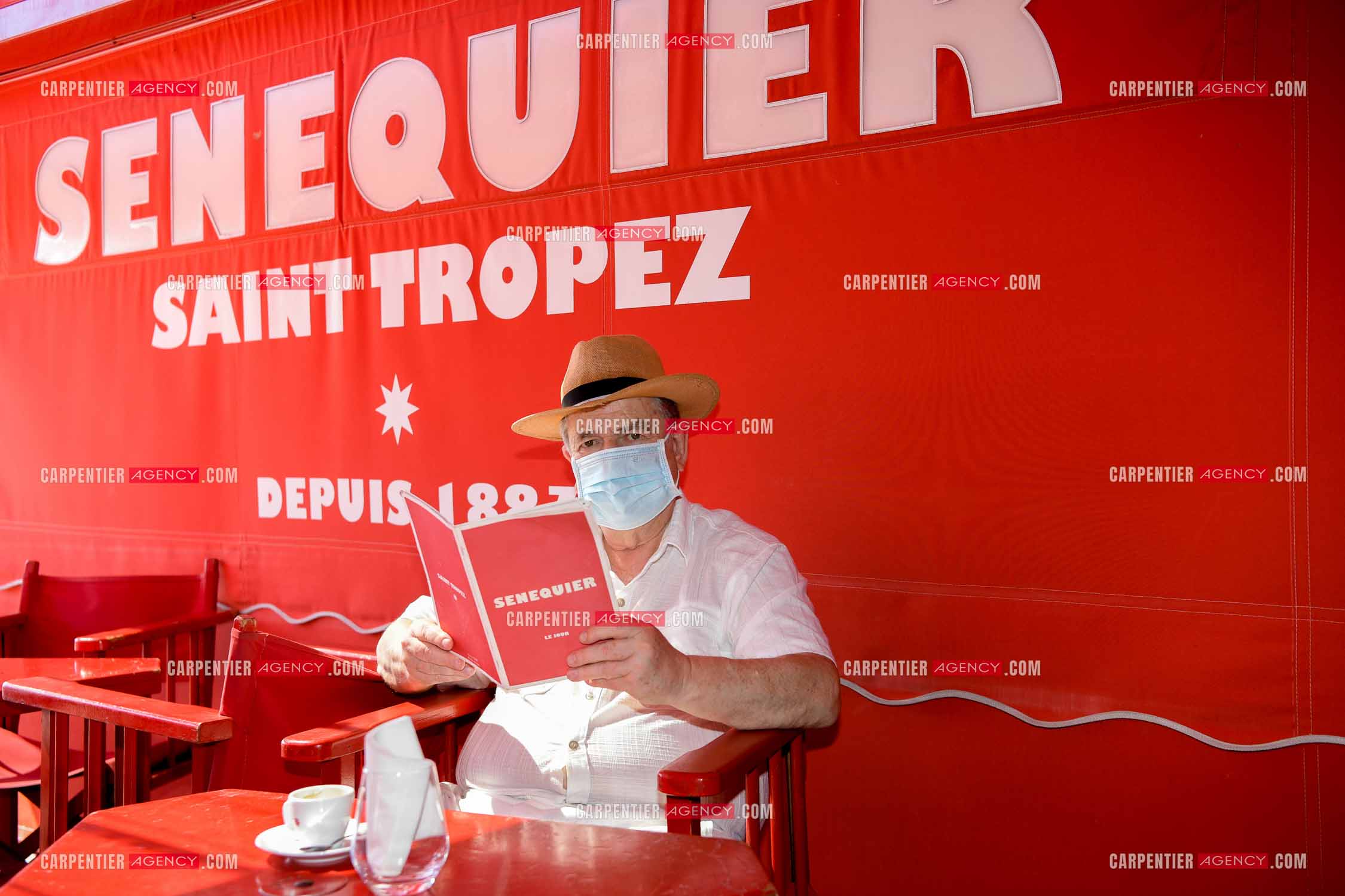 Paul-Loup Sulitzer lors d'une ballade sur le port de St Tropez. Ici, chez Sénéquier. ( Exclusif )