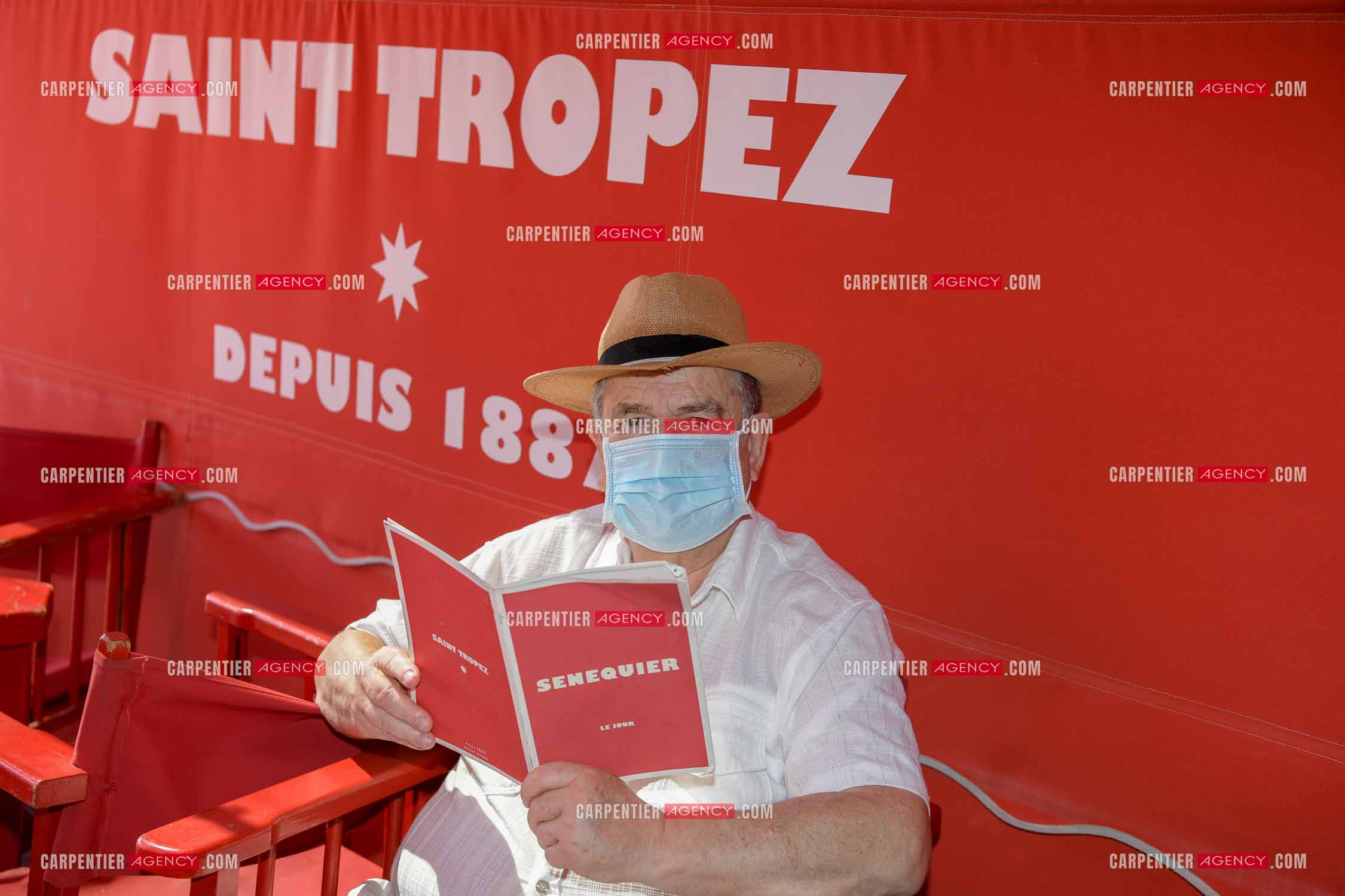 Paul-Loup Sulitzer lors d'une ballade sur le port de St Tropez. Ici, chez Sénéquier. ( Exclusif )