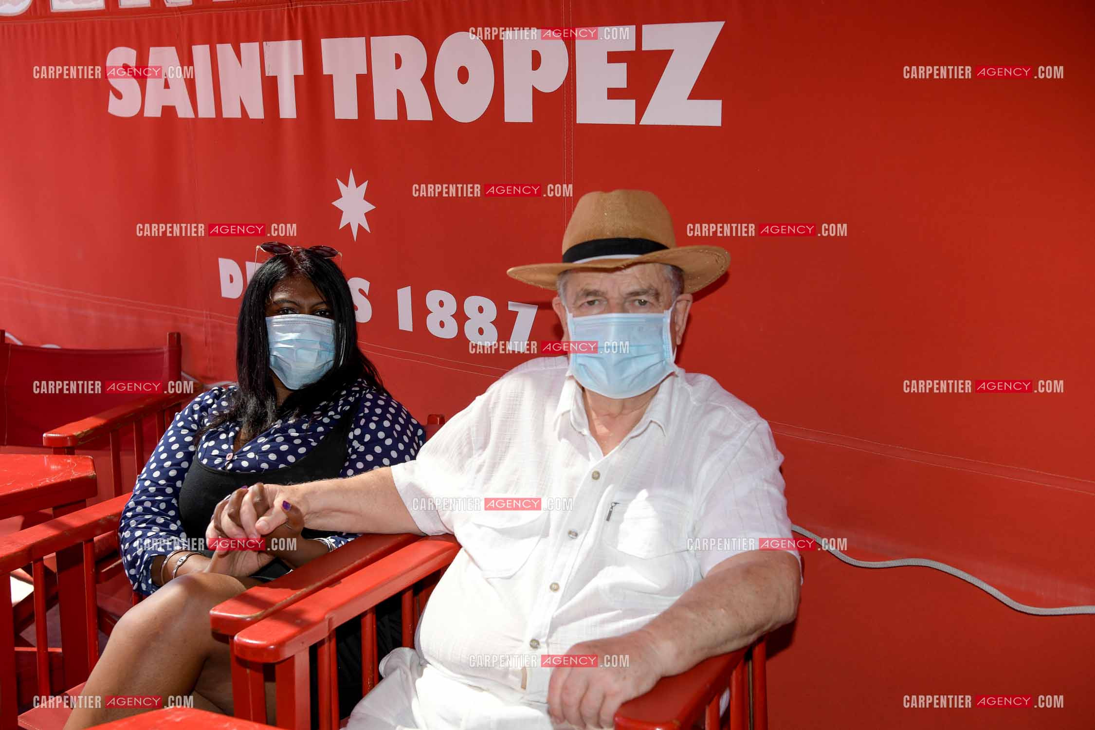 Paul-Loup Sulitzer lors d'une ballade sur le port de St Tropez. Ici, chez Sénéquier avec sa compagne Supriya Answya Devi Rathoar.  ( Exclusif )