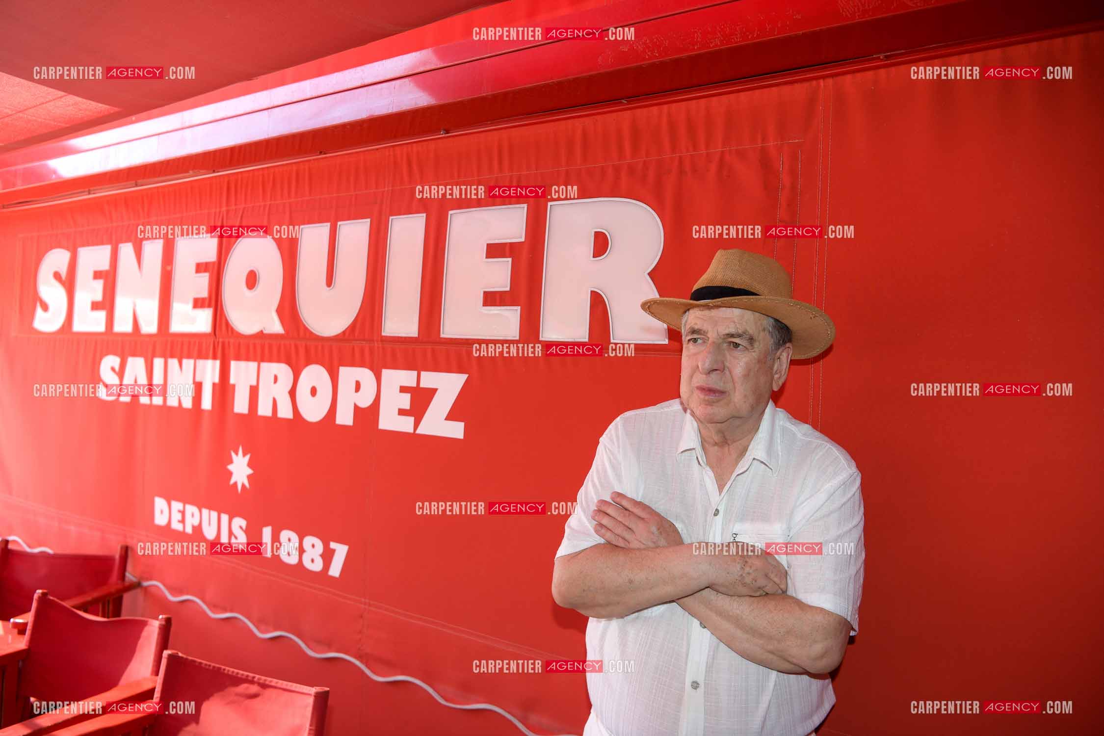 Paul-Loup Sulitzer lors d'une ballade sur le port de St Tropez. Ici, chez Sénéquier. ( Exclusif )