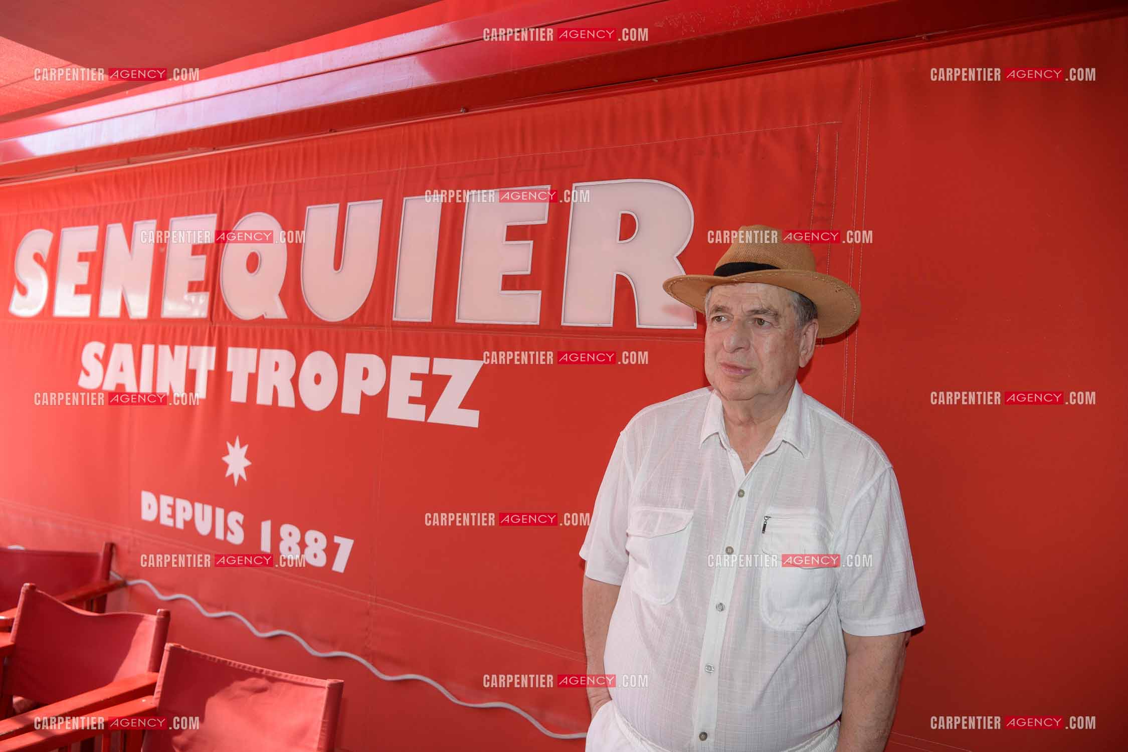 Paul-Loup Sulitzer lors d'une ballade sur le port de St Tropez. Ici, chez Sénéquier. ( Exclusif )