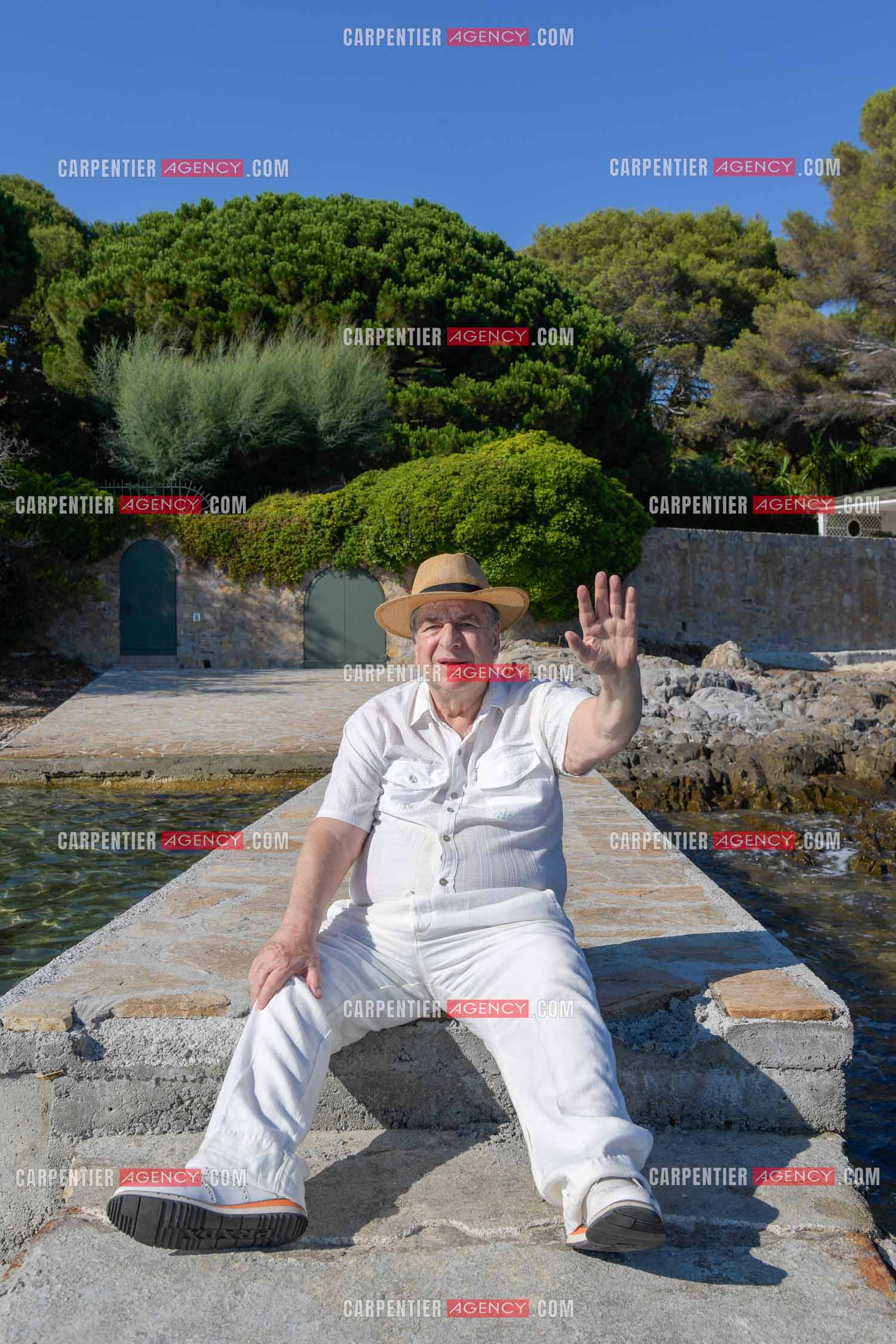Paul-Loup Sulitzer lors d'une ballade sur le port de St Tropez.  Ici, sur le ponton privé de la maison de ses parents ou il y était à l'âge de 12 ans. ( Exclusif )