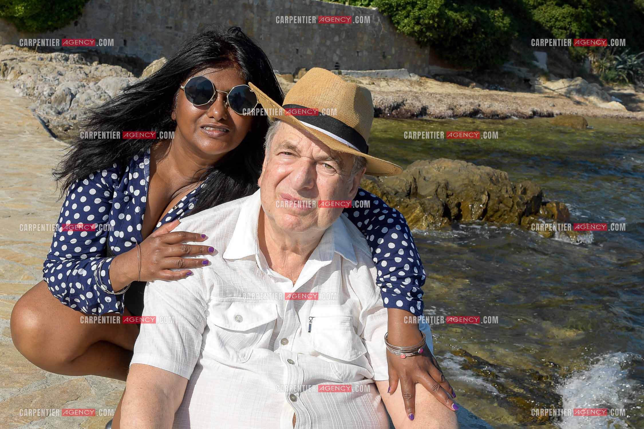 Paul-Loup Sulitzer lors d'une ballade sur le port de St Tropez.  Ici, sur le ponton privé de la maison de ses parents ou il y était à l'âge de 12 ans. Ici, avec sa compagne  Supriya Answya Devi Rathoar. ( Exclusif )
