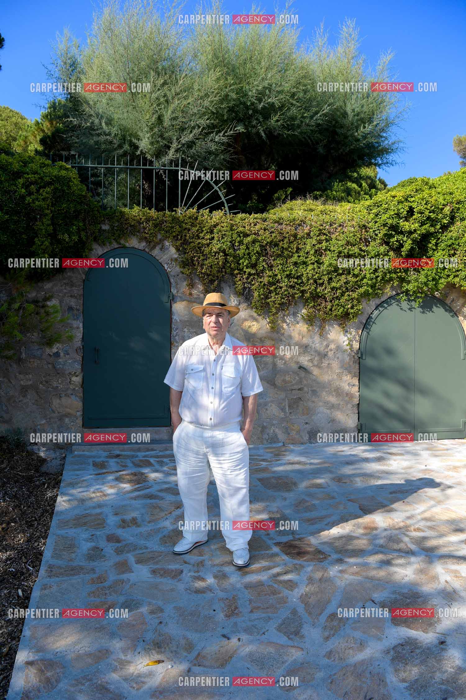 Paul-Loup Sulitzer lors d'une ballade sur le port de St Tropez.  Ici, sur le ponton privé de la maison de ses parents ou il y était à l'âge de 12 ans. ( Exclusif )