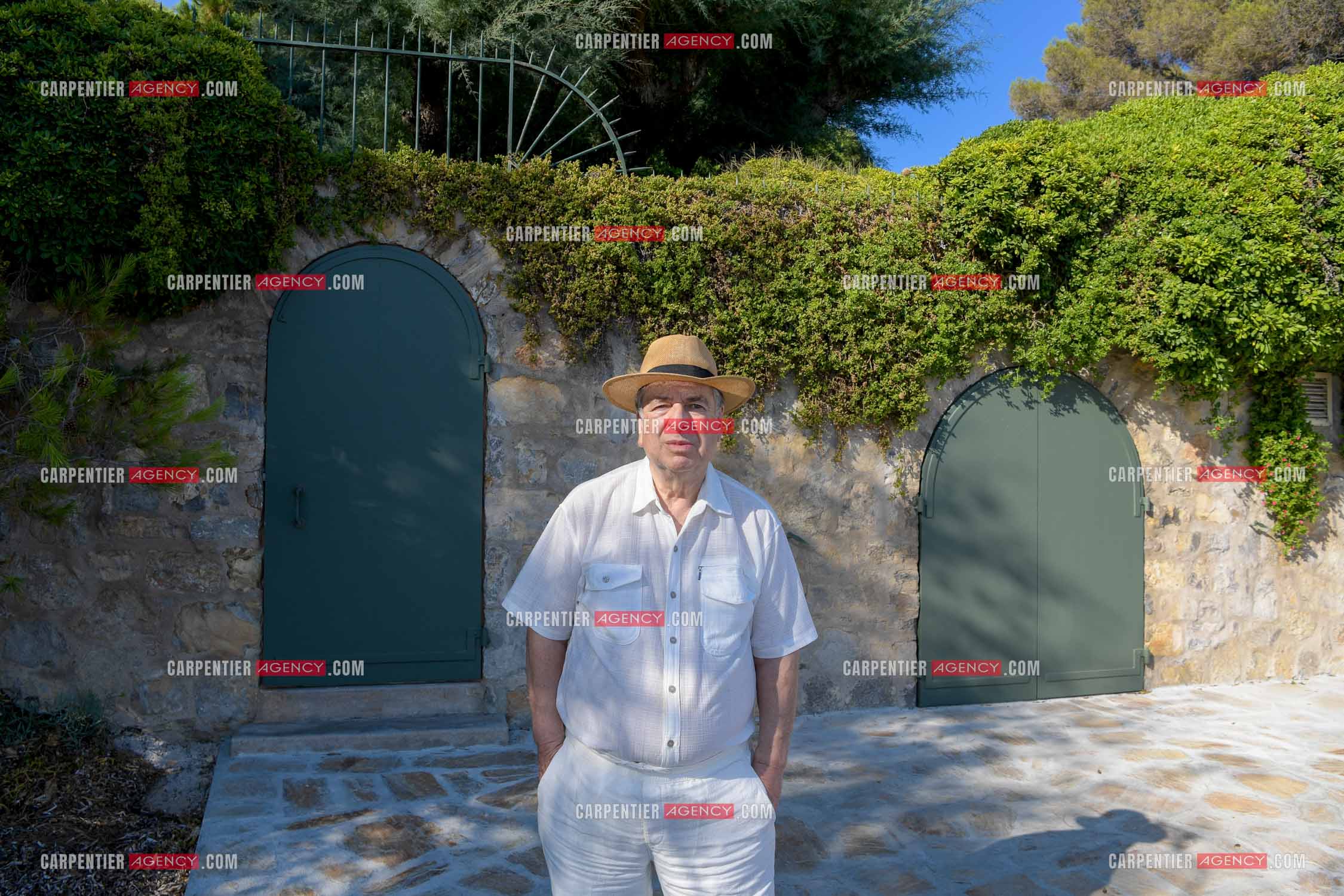 Paul-Loup Sulitzer lors d'une ballade sur le port de St Tropez.  Ici, sur le ponton privé de la maison de ses parents ou il y était à l'âge de 12 ans. ( Exclusif )