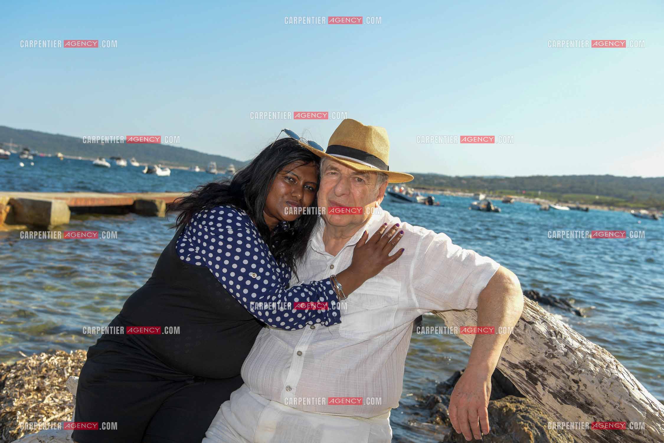 Paul-Loup Sulitzer lors d'une ballade sur le port de St Tropez.  Ici, sur le ponton privé de la maison de ses parents ou il y était à l'âge de 12 ans. Ici, avec sa compagne  Supriya Answya Devi Rathoar. ( Exclusif )