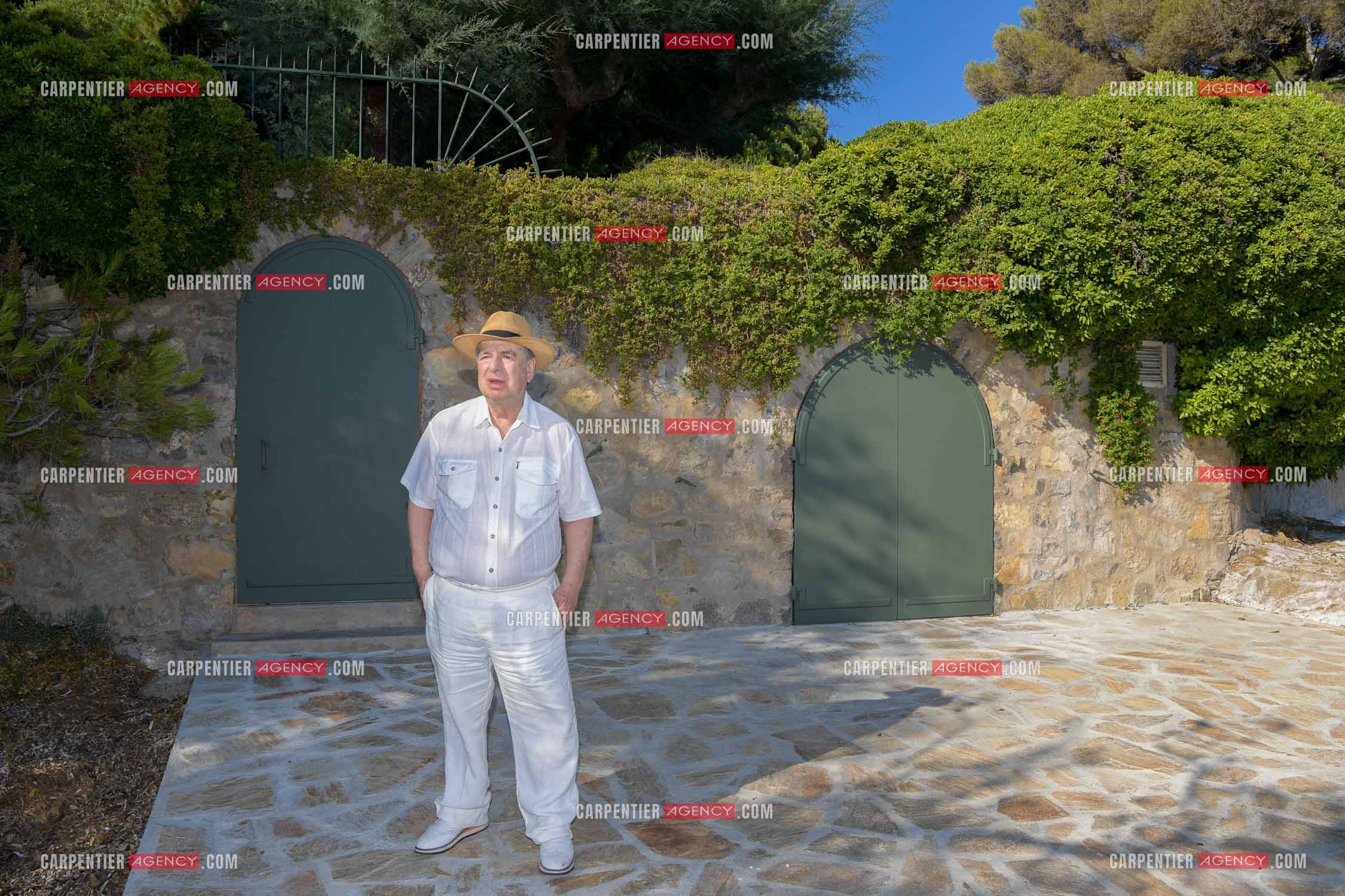 Paul-Loup Sulitzer lors d'une ballade sur le port de St Tropez.  Ici, sur le ponton privé de la maison de ses parents ou il y était à l'âge de 12 ans. ( Exclusif )