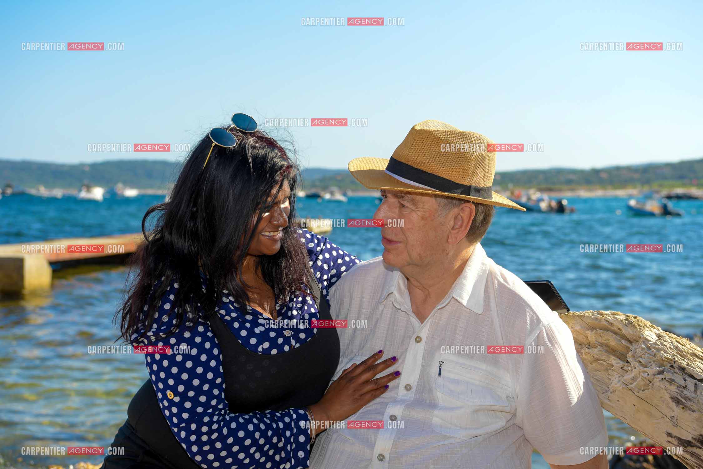 Paul-Loup Sulitzer lors d'une ballade sur le port de St Tropez.  Ici, sur le ponton privé de la maison de ses parents ou il y était à l'âge de 12 ans. Ici, avec sa compagne  Supriya Answya Devi Rathoar. ( Exclusif )