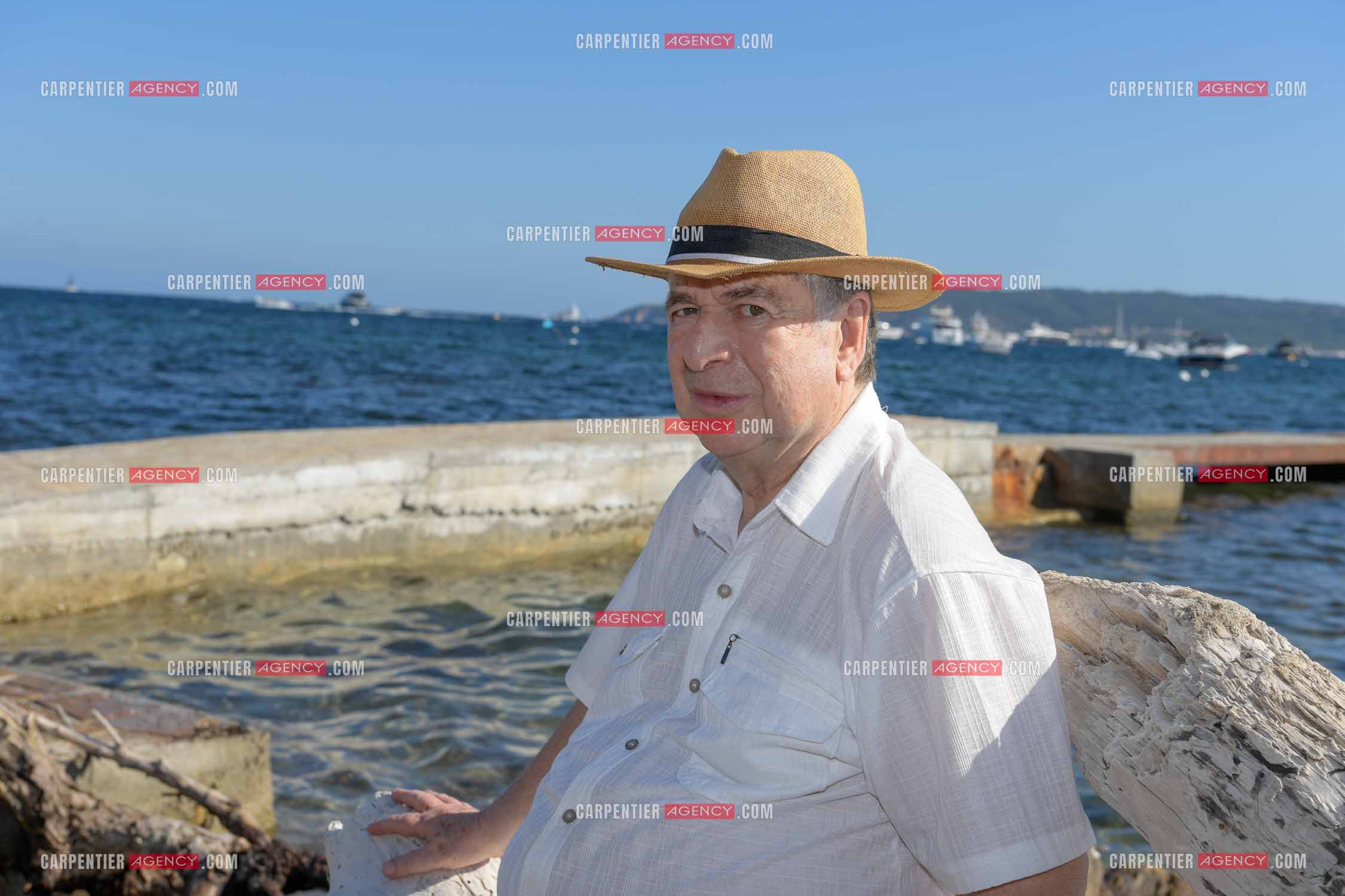 Paul-Loup Sulitzer lors d'une ballade sur le port de St Tropez.  Ici, sur le ponton privé de la maison de ses parents ou il y était à l'âge de 12 ans. ( Exclusif )