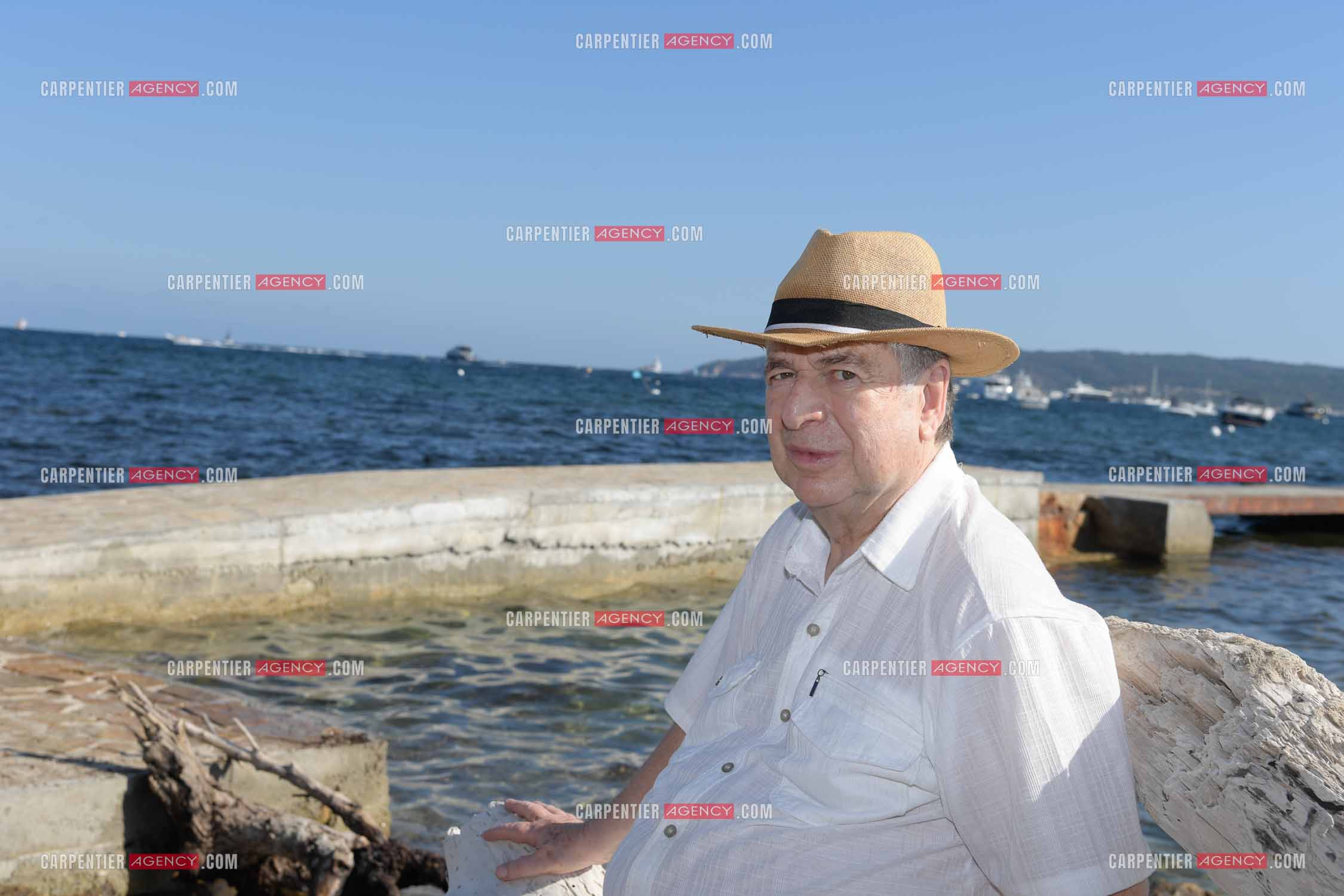 Paul-Loup Sulitzer lors d'une ballade sur le port de St Tropez.  Ici, sur le ponton privé de la maison de ses parents ou il y était à l'âge de 12 ans. ( Exclusif )