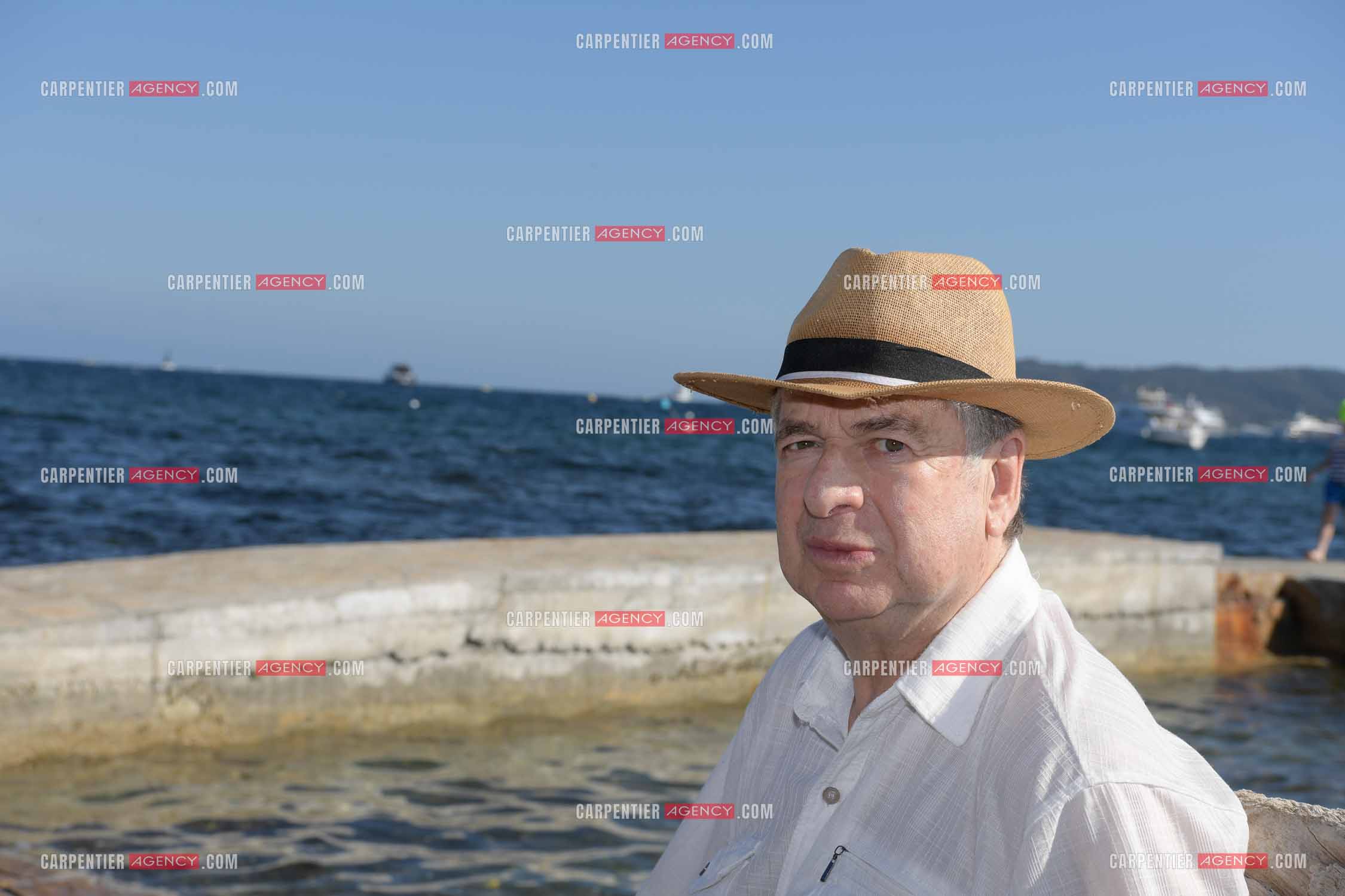 Paul-Loup Sulitzer lors d'une ballade sur le port de St Tropez.  Ici, sur le ponton privé de la maison de ses parents ou il y était à l'âge de 12 ans. ( Exclusif )