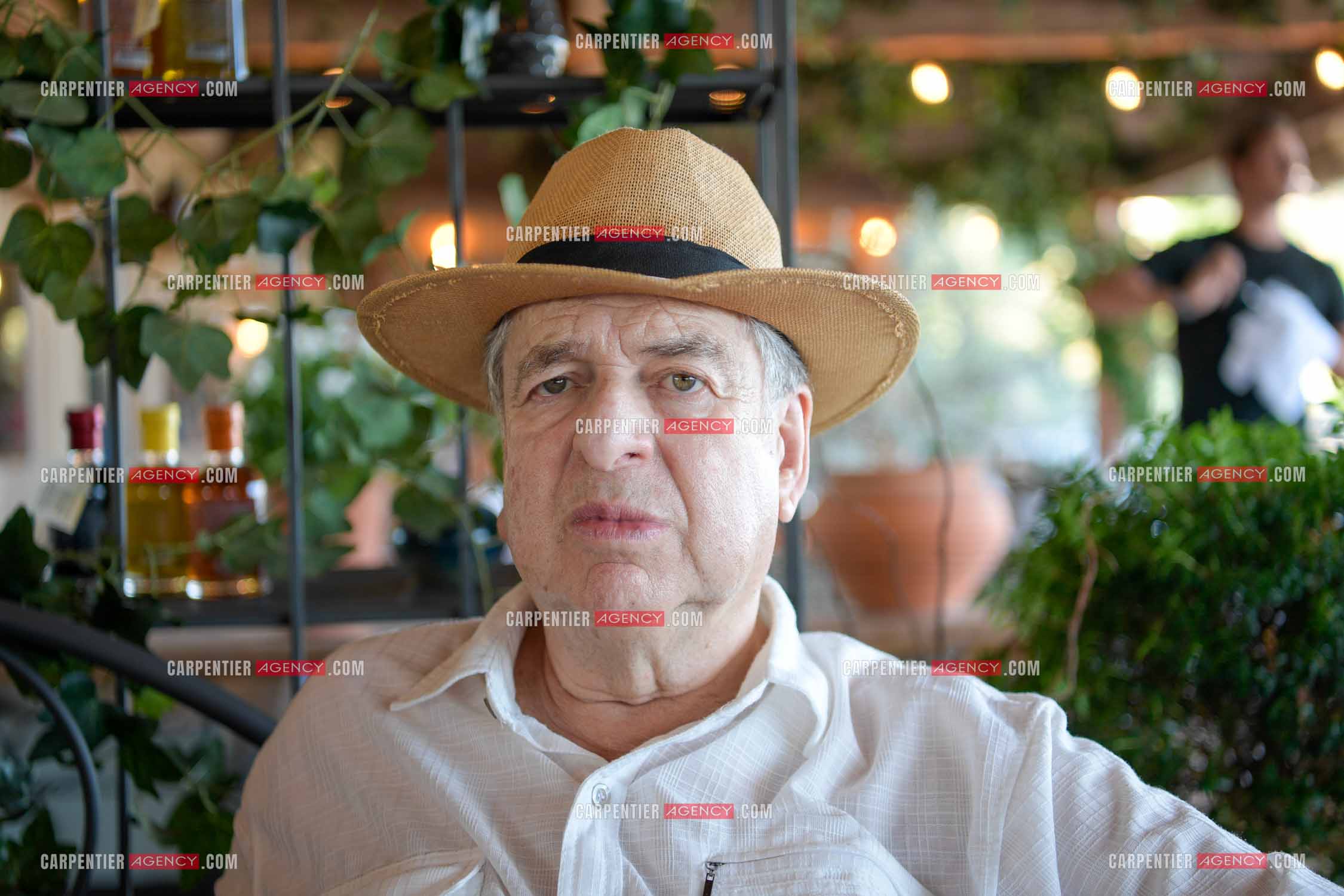 Paul-Loup Sulitzer lors d'une ballade sur le port de St Tropez. Ici, dans le restaurant du bord de mer le "  TROPEZINA “ juste a côté de la maison de ses parents.  ( Exclusif )