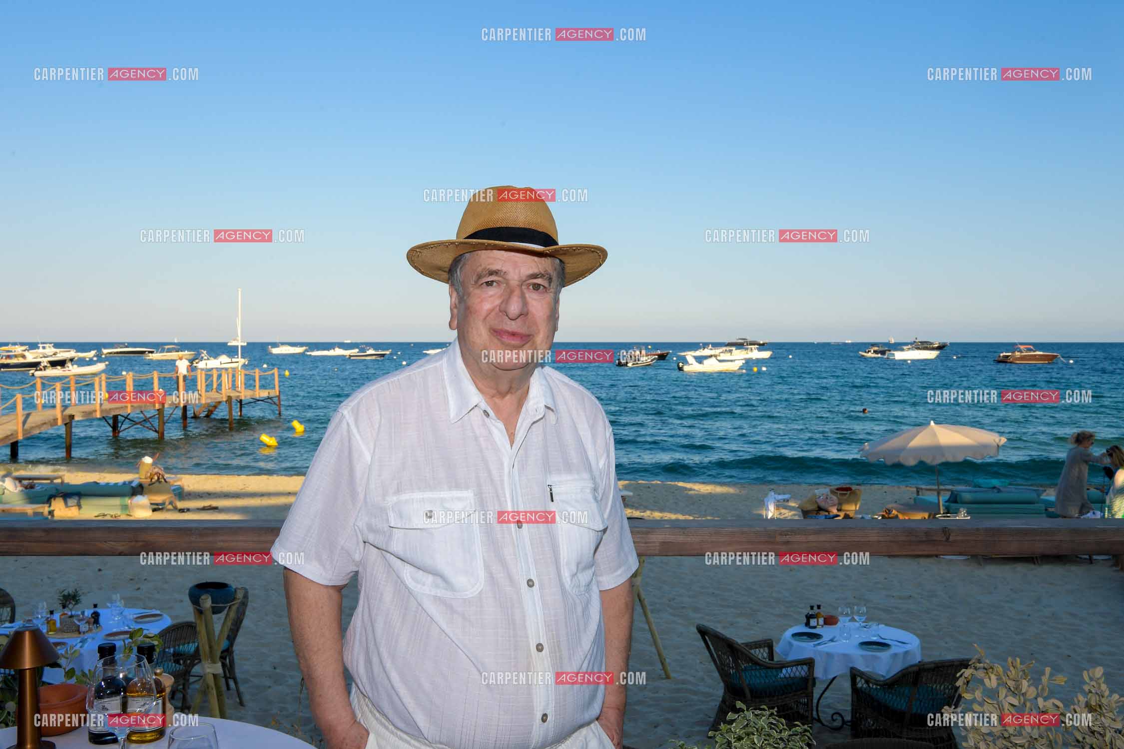 Paul-Loup Sulitzer lors d'une ballade sur le port de St Tropez. Ici, dans le restaurant du bord de mer le "  TROPEZINA “ juste a côté de la maison de ses parents.  ( Exclusif )