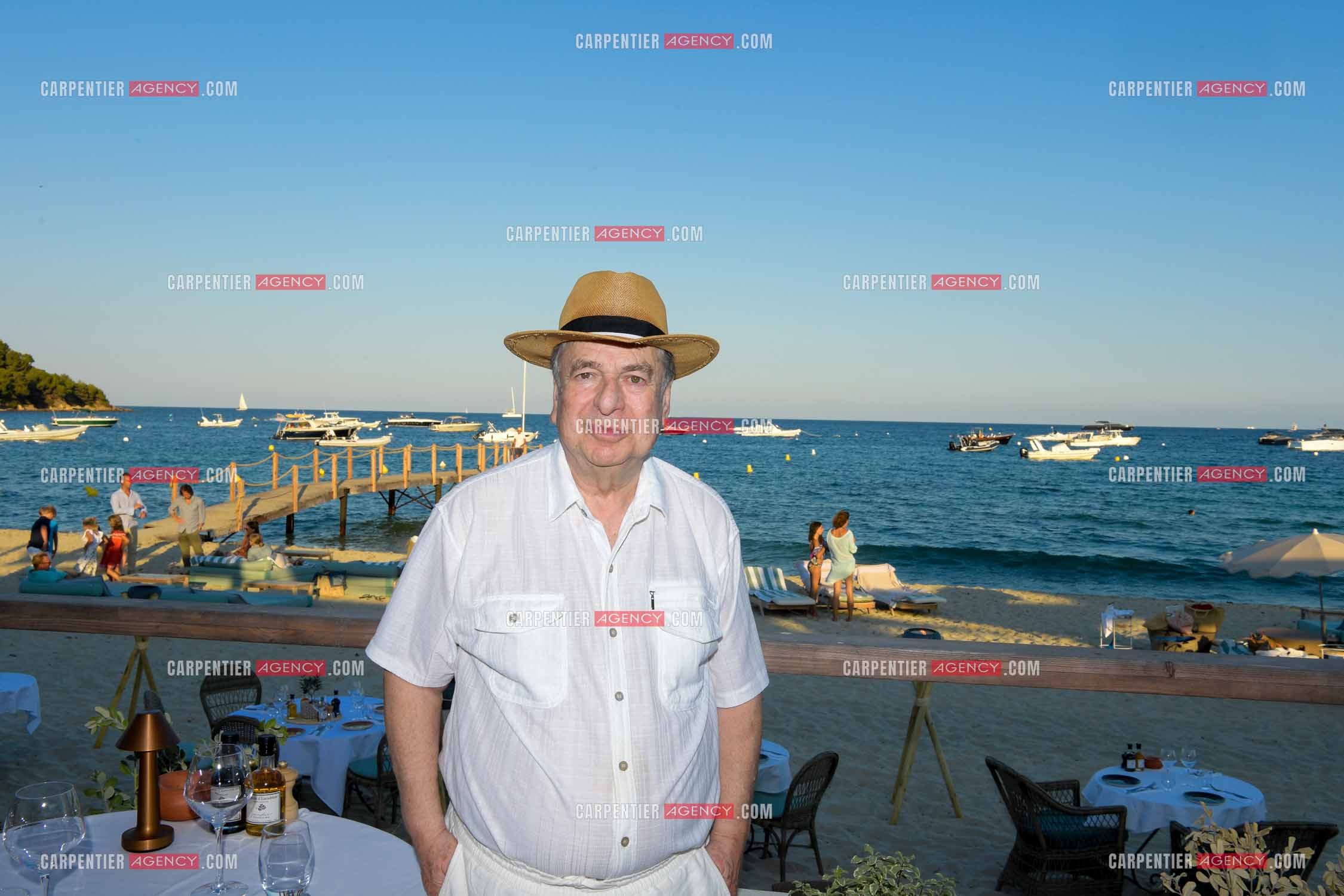 Paul-Loup Sulitzer lors d'une ballade sur le port de St Tropez. Ici, dans le restaurant du bord de mer le "  TROPEZINA “ juste a côté de la maison de ses parents.  ( Exclusif )
