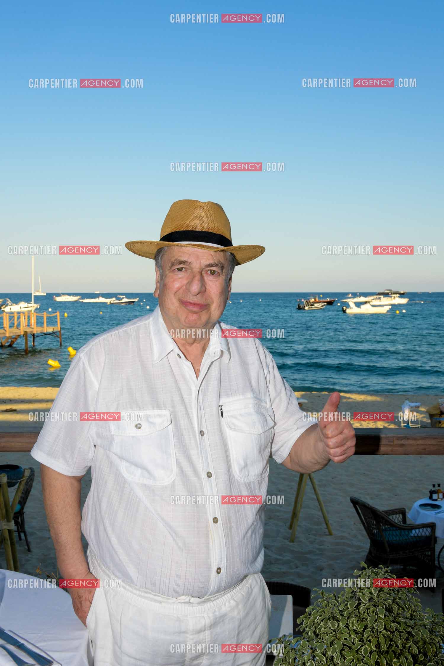 Paul-Loup Sulitzer lors d'une ballade sur le port de St Tropez. Ici, dans le restaurant du bord de mer le "  TROPEZINA “ juste a côté de la maison de ses parents.  ( Exclusif )