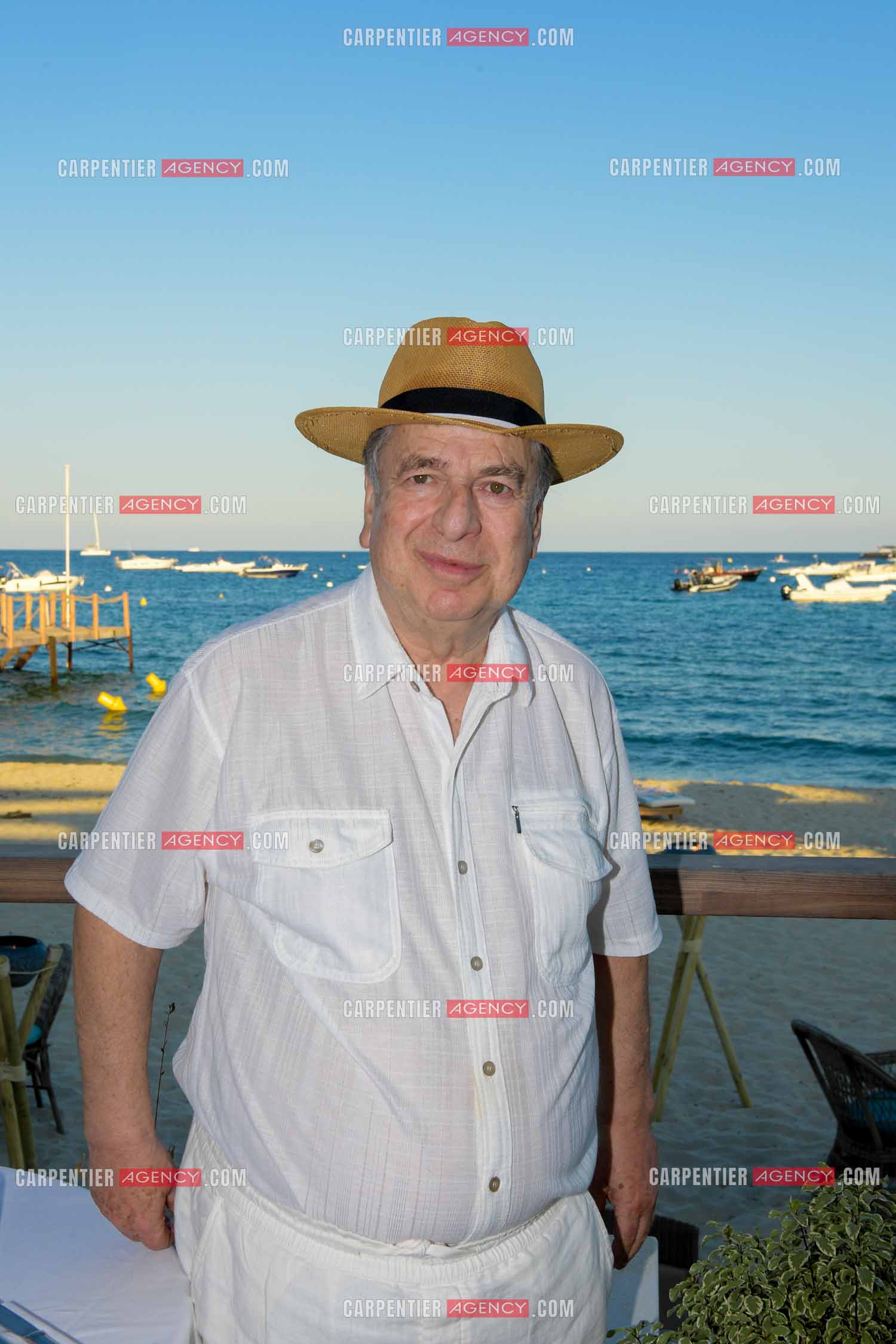 Paul-Loup Sulitzer lors d'une ballade sur le port de St Tropez. Ici, dans le restaurant du bord de mer le "  TROPEZINA “ juste a côté de la maison de ses parents.  ( Exclusif )