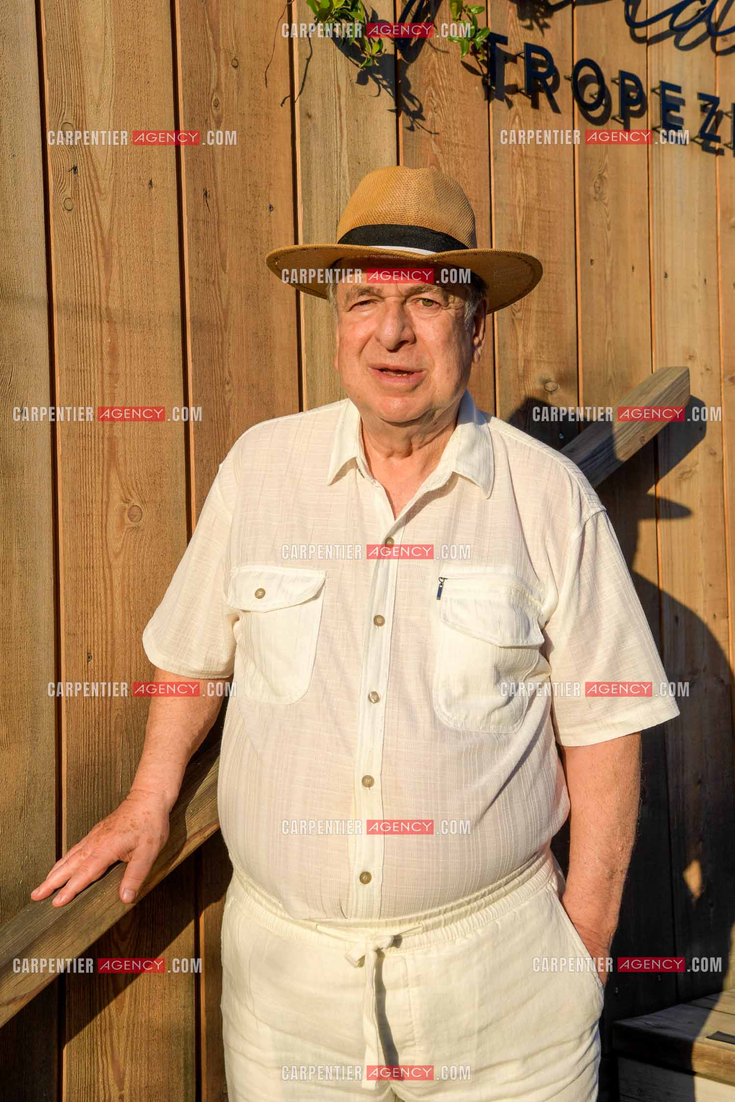 Paul-Loup Sulitzer lors d'une ballade sur le port de St Tropez. Ici, dans le restaurant du bord de mer le "  TROPEZINA “ juste a côté de la maison de ses parents.  ( Exclusif )