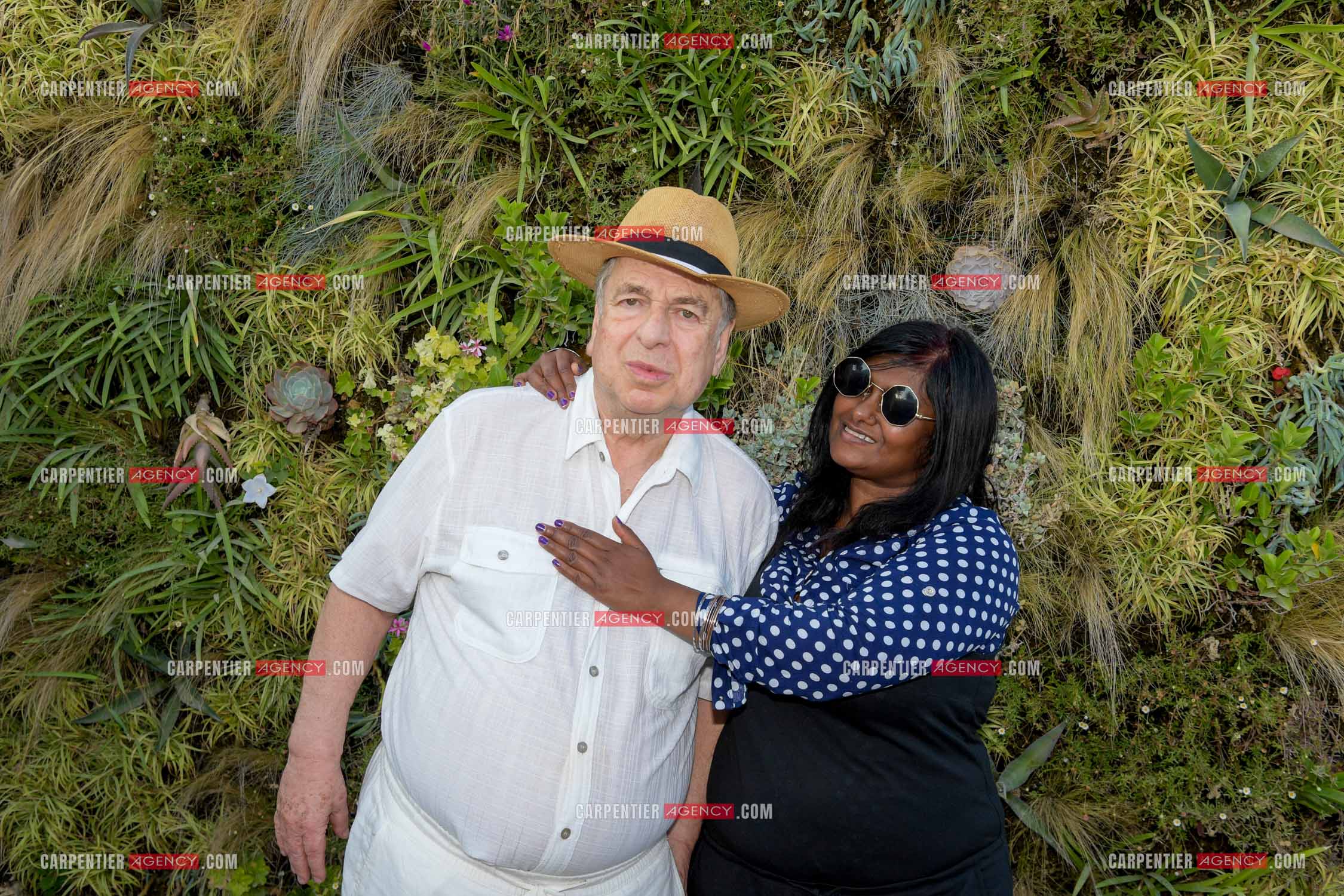 Paul-Loup Sultitzer lors d'une ballade sur le port de St Tropez. Ici en terrasse du bar de plage le " TAHAITI “  avec sa compagne  Supriya Answya Devi Rathoar.  ( Exclusif )