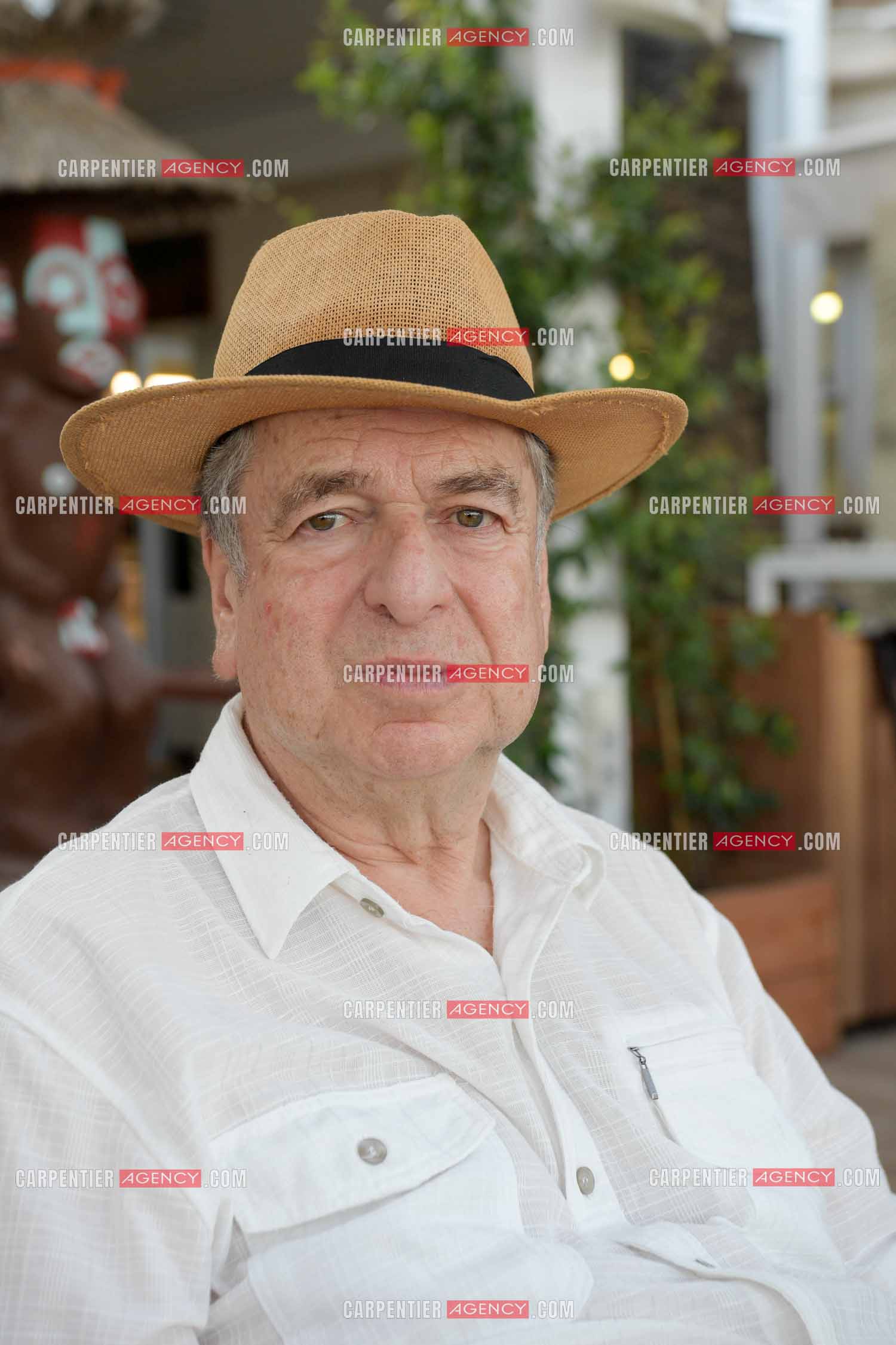 Paul-Loup Sulitzer lors d'une ballade sur le port de St Tropez. Ici en terrasse du bar de plage le " TAHAITI “. ( Exclusif )