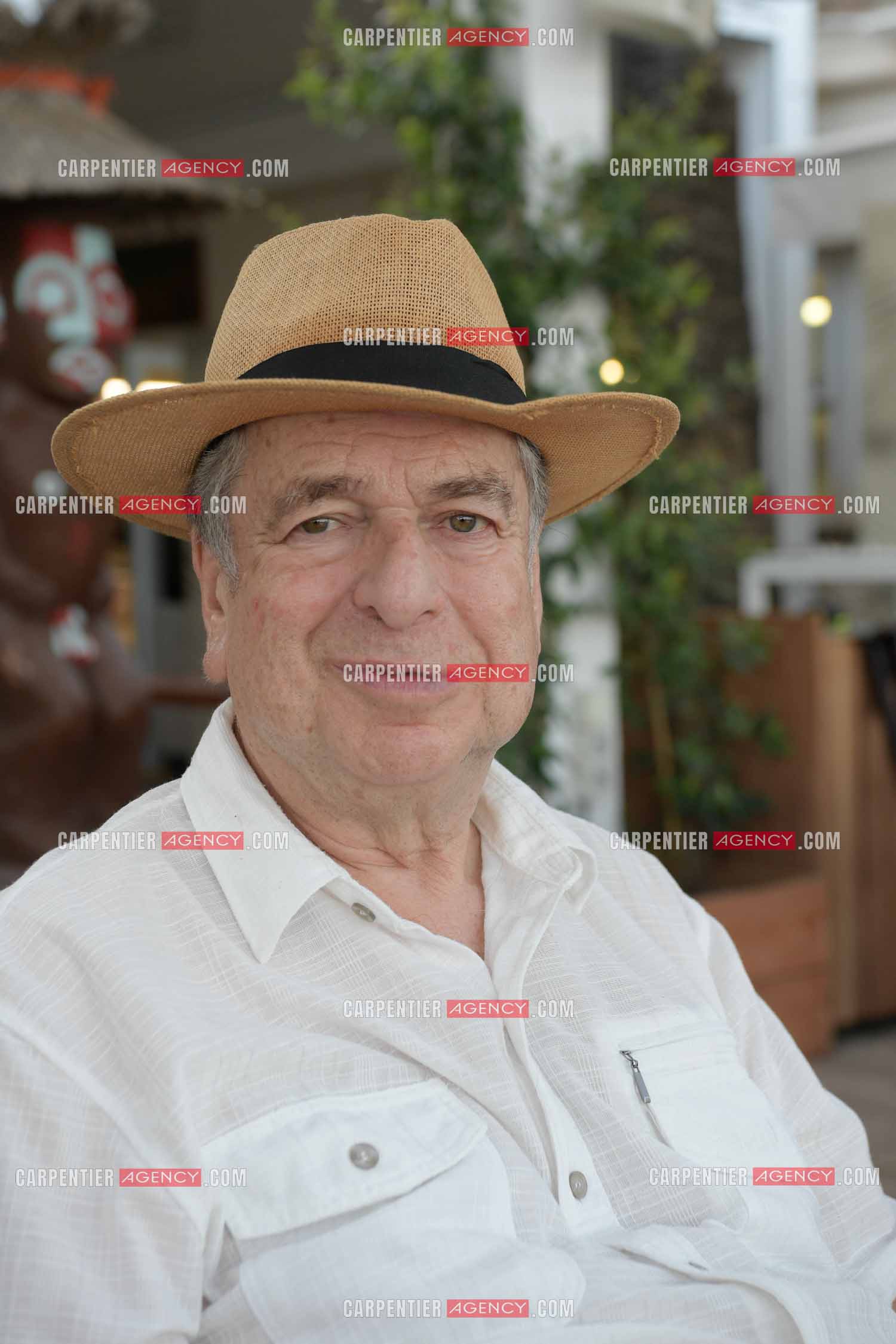 Paul-Loup Sulitzer lors d'une ballade sur le port de St Tropez. Ici en terrasse du bar de plage le " TAHAITI “. ( Exclusif )